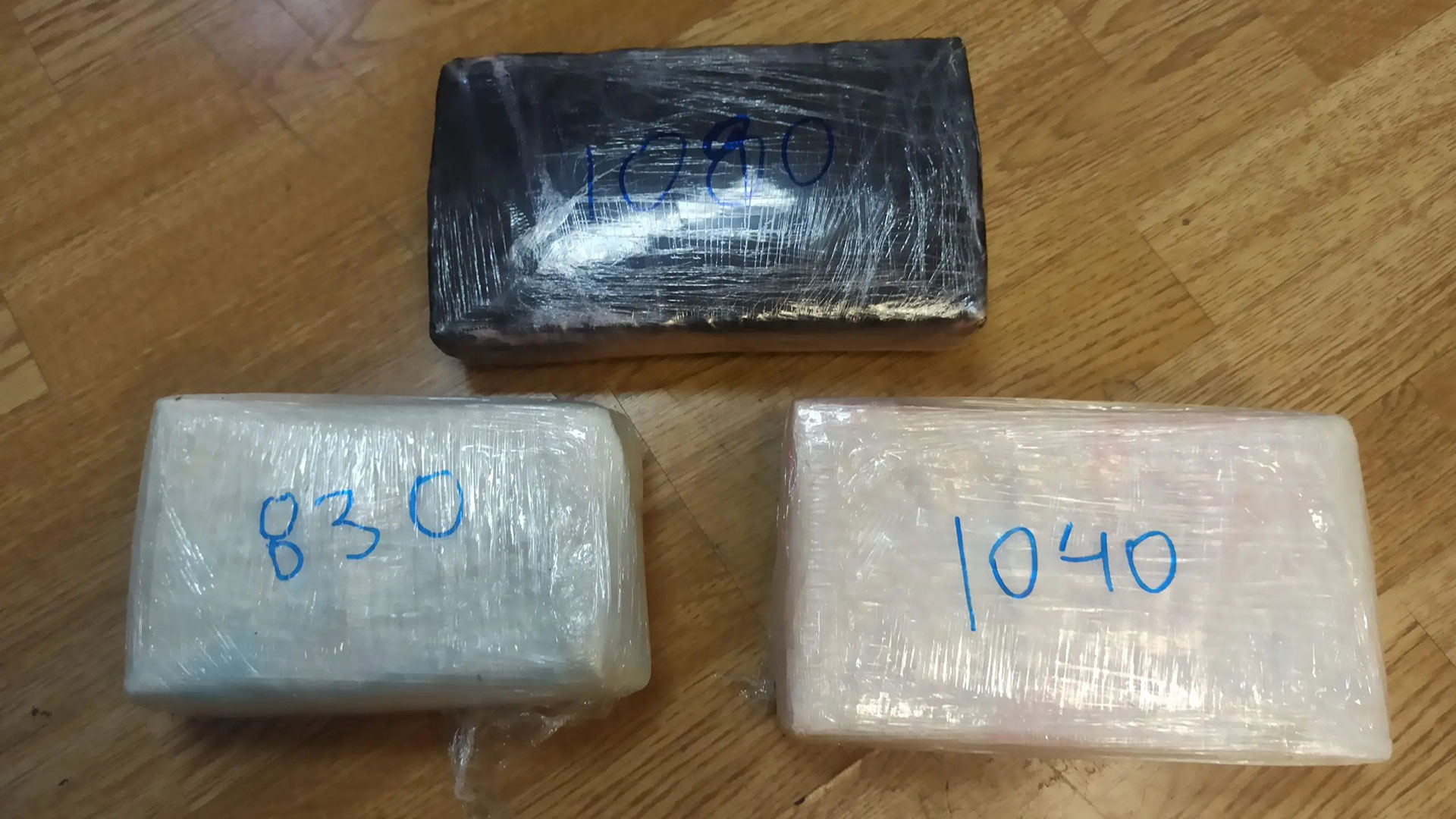 Καλάσνικοφ και μεγάλες ποσότητες ναρκωτικών εντοπίστηκαν μετά από τυχαίο έλεγχο-2