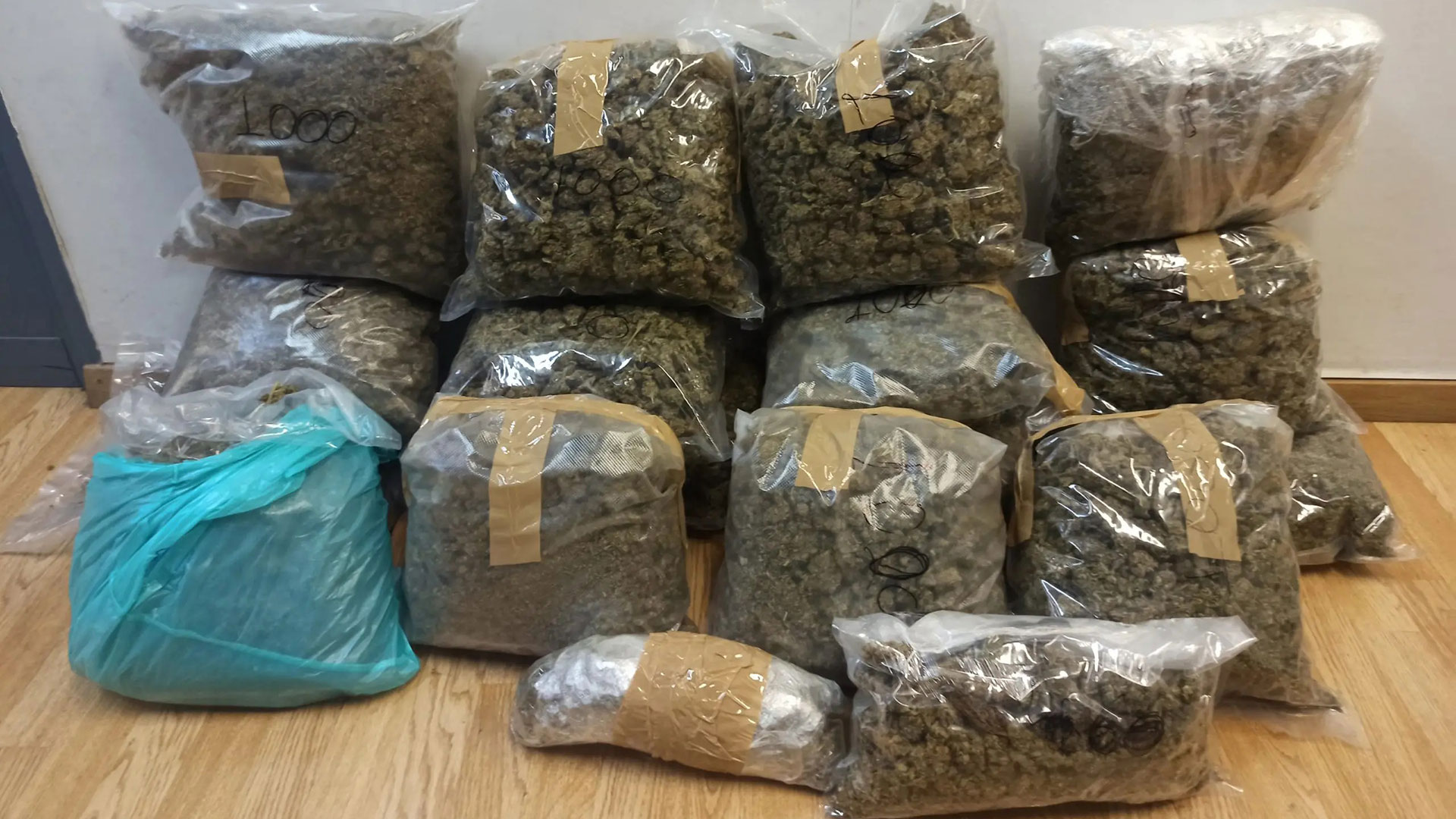 Καλάσνικοφ και μεγάλες ποσότητες ναρκωτικών εντοπίστηκαν μετά από τυχαίο έλεγχο-3