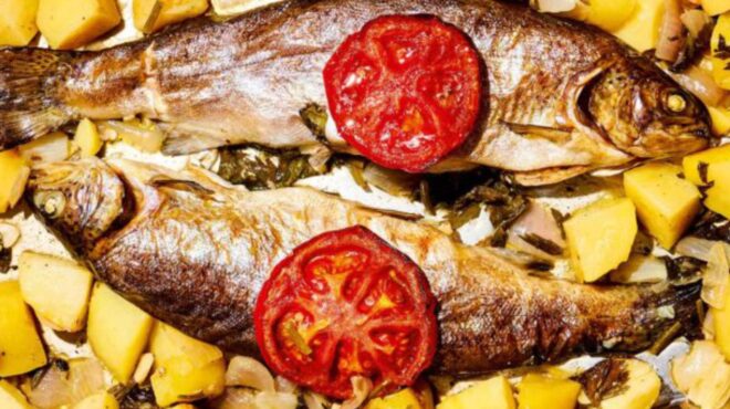 πέστροφες-πλακί-με-λαχανικά-από-την-ηπ-563246422