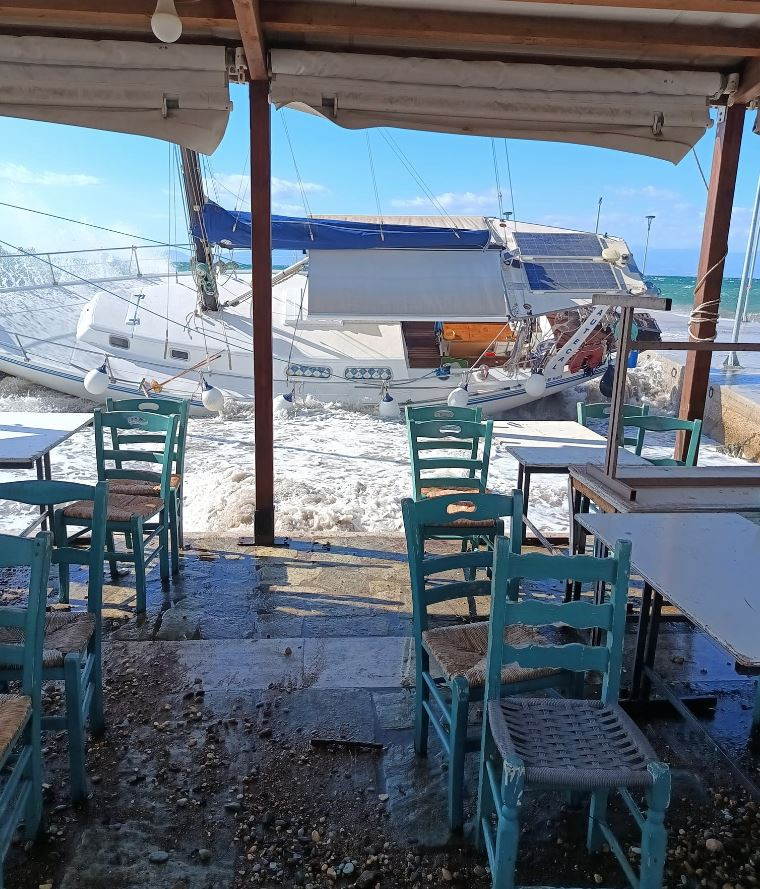 Μαγνησία: Εικόνες καταστροφής στο παραλιακό μέτωπο – Ζημιές σε σκάφη και καταστήματα-2