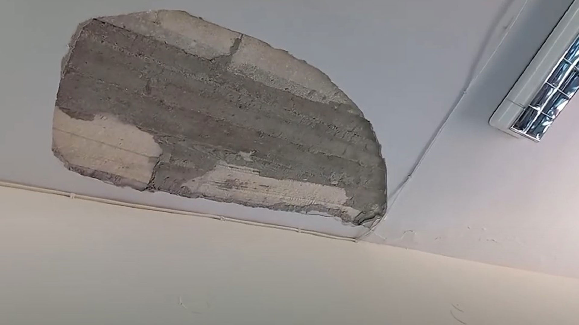 Θεσσαλονίκη: Πτώση σοβάδων σε αίθουσα εν ώρα μαθήματος-1