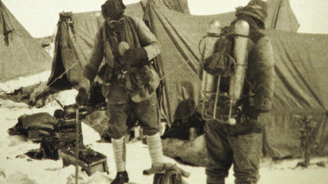 ποιος-ανέβηκε-πρώτος-στο-εβερεστ-μια-π-563273032