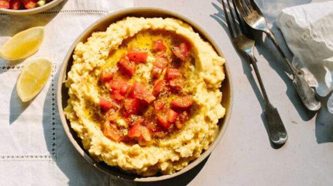 φάβα-με-κρεμμυδάτη-σάλτσα-ντομάτας-563258608