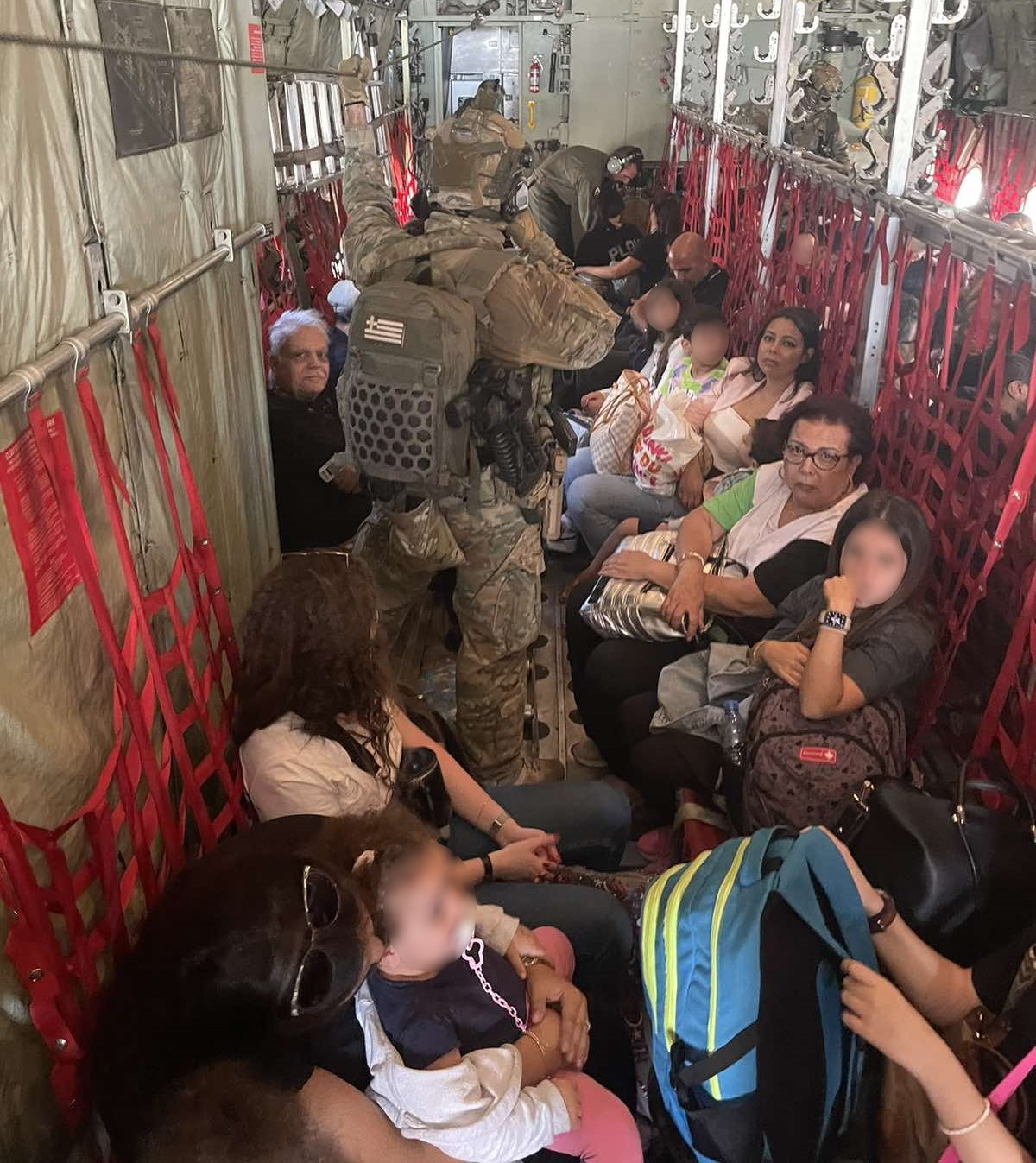 ΓΕΕΘΑ: Νέες φωτογραφίες από τον απεγκλωβισμό Ελλήνων και Κυπρίων από τον Λίβανο-1