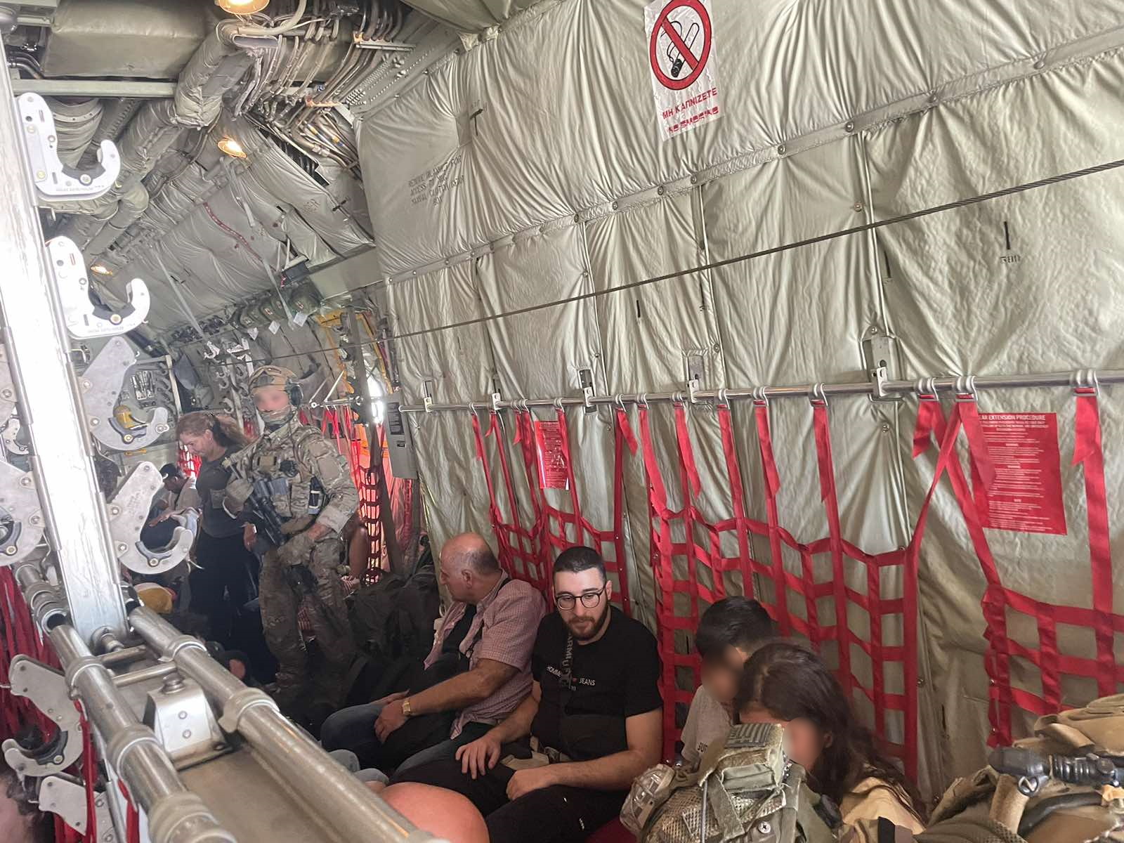 ΓΕΕΘΑ: Νέες φωτογραφίες από τον απεγκλωβισμό Ελλήνων και Κυπρίων από τον Λίβανο-4