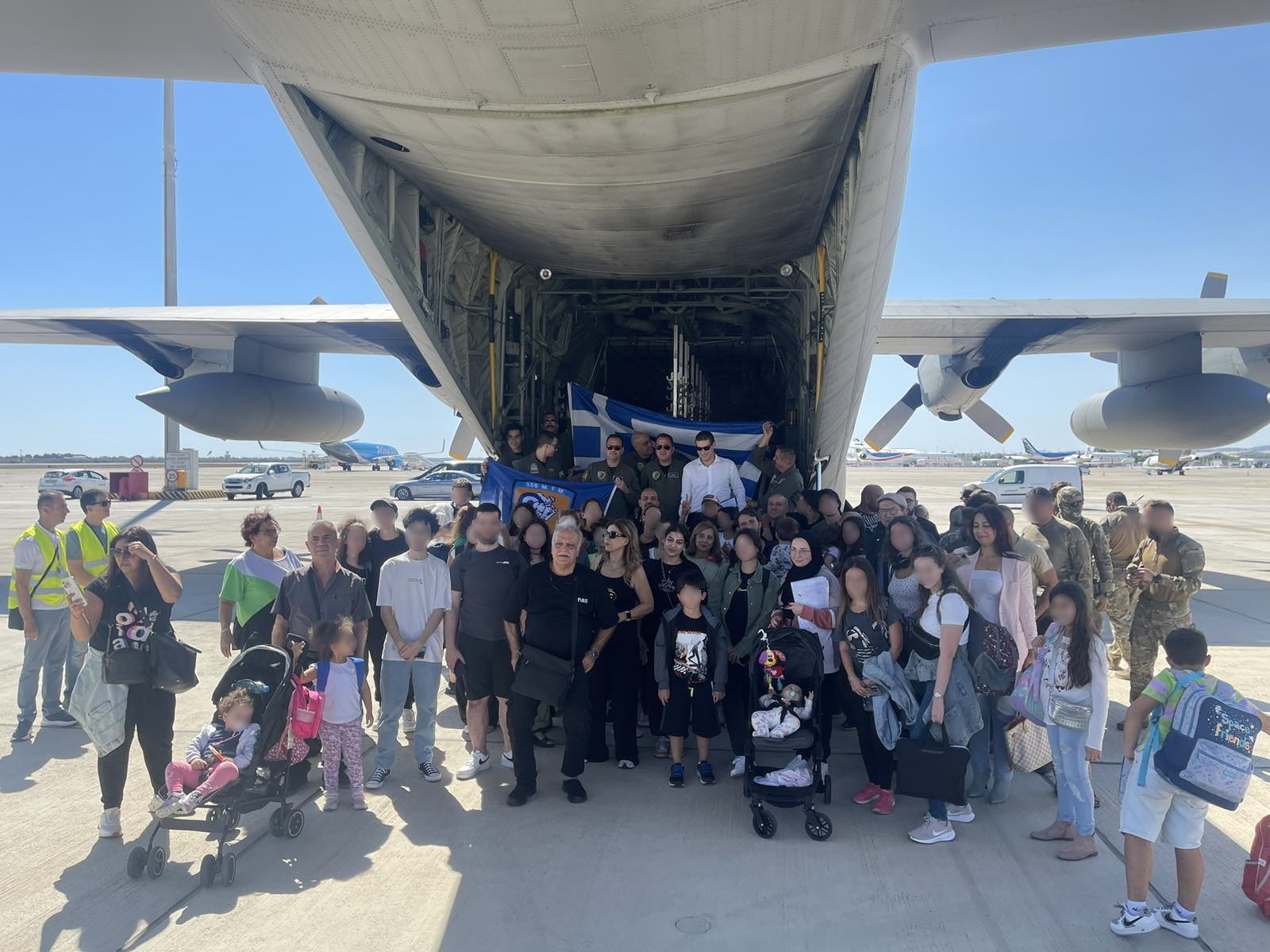 ΓΕΕΘΑ: Νέες φωτογραφίες από τον απεγκλωβισμό Ελλήνων και Κυπρίων από τον Λίβανο-3