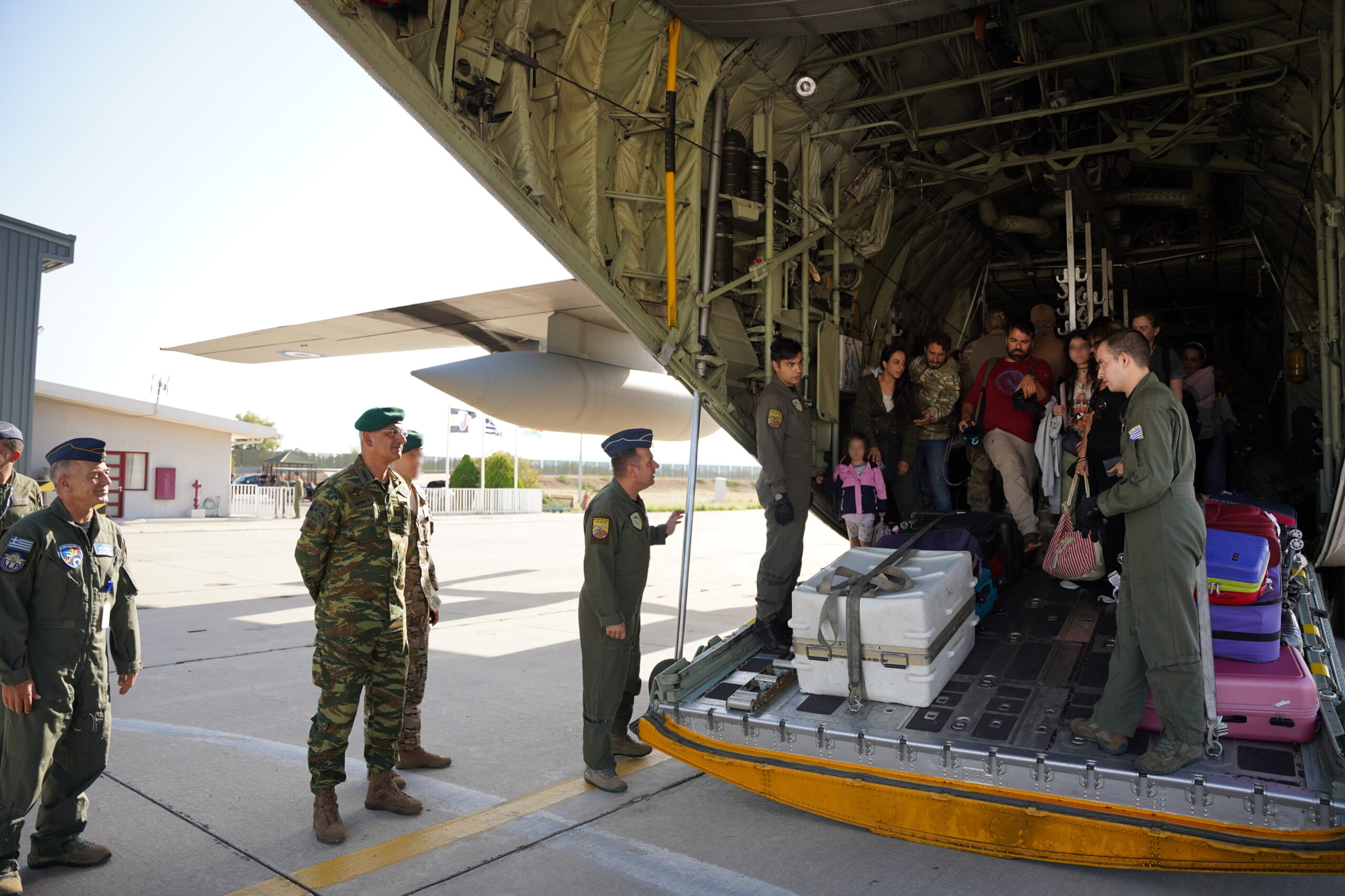 ΓΕΕΘΑ: Νέες φωτογραφίες από τον απεγκλωβισμό Ελλήνων και Κυπρίων από τον Λίβανο-5