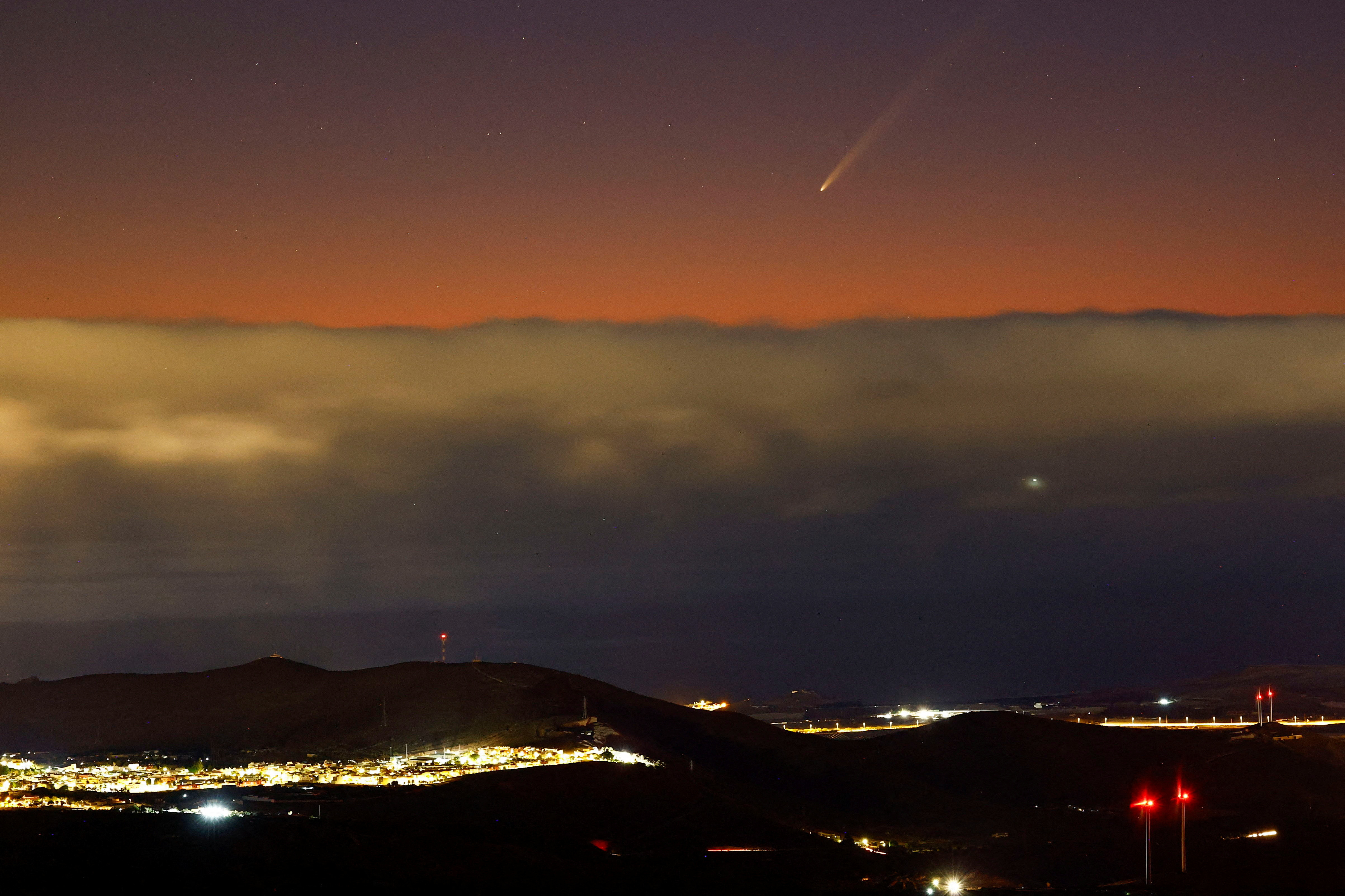 Ο «κομήτης του αιώνα» διασχίζει τον ουρανό – Εντυπωσιακές εικόνες-4