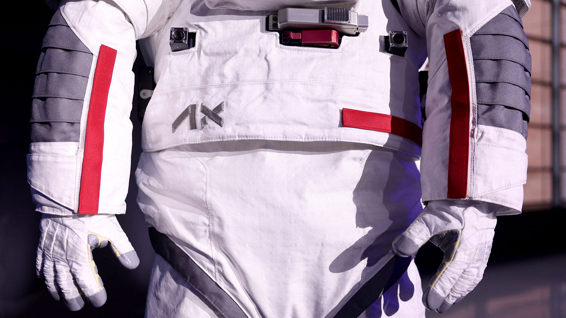 Υψηλή ραπτική στο διάστημα – Οι στολές της NASA φέρουν την υπογραφή της Prada-1