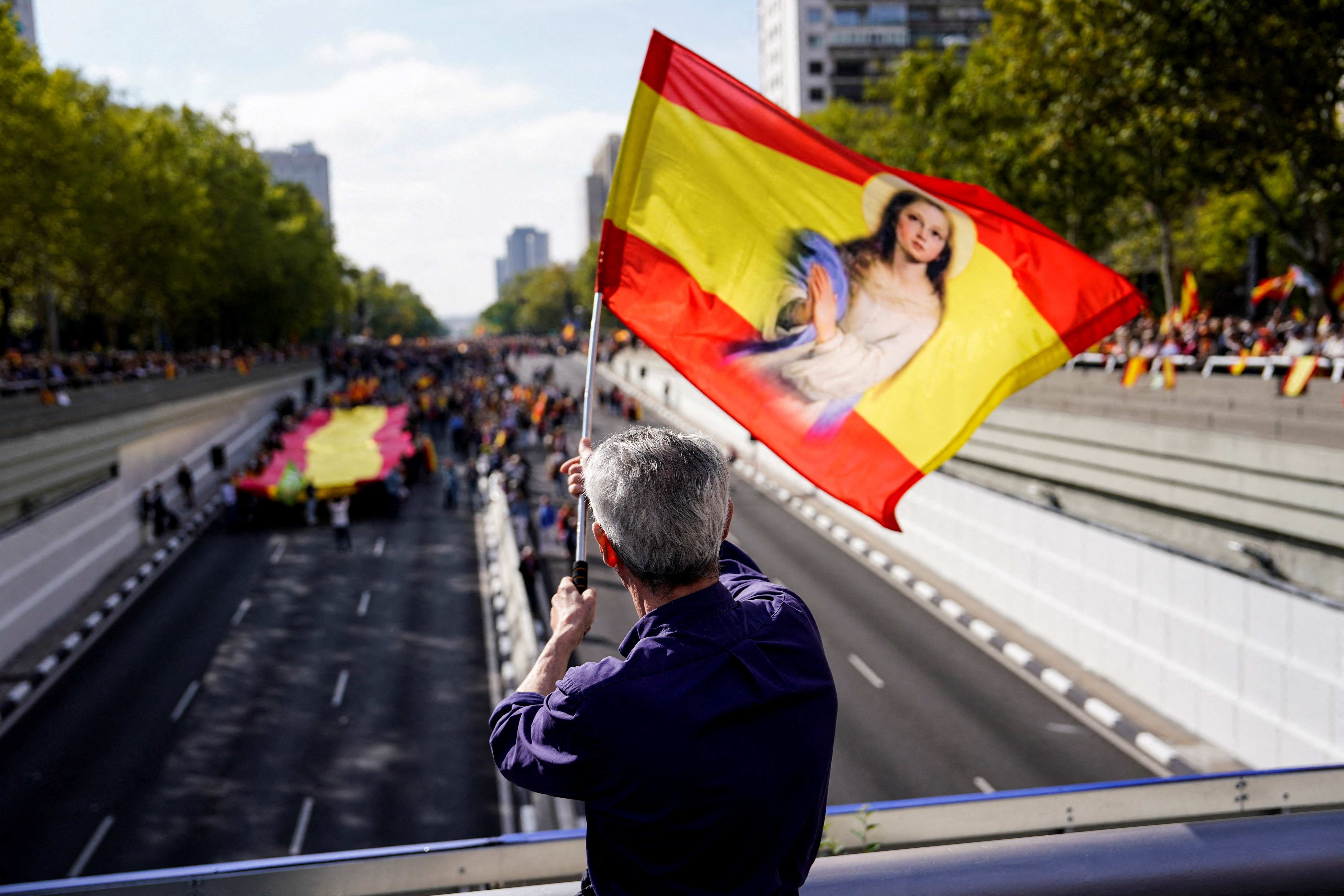Μαδρίτη: Χιλιάδες διαδηλωτές κατά της κυβέρνησης Σάντσεθ-1