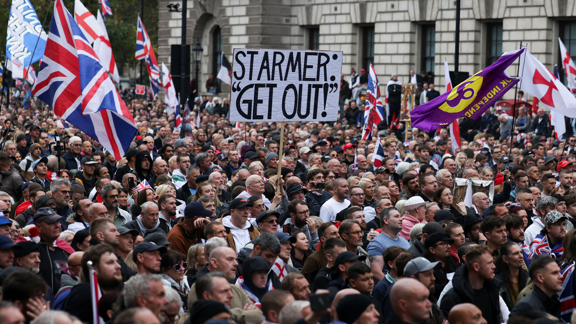 Λονδίνο: Χιλιάδες διαδηλωτές ζητούν πιο σκληρή στάση στο μεταναστευτικό-1