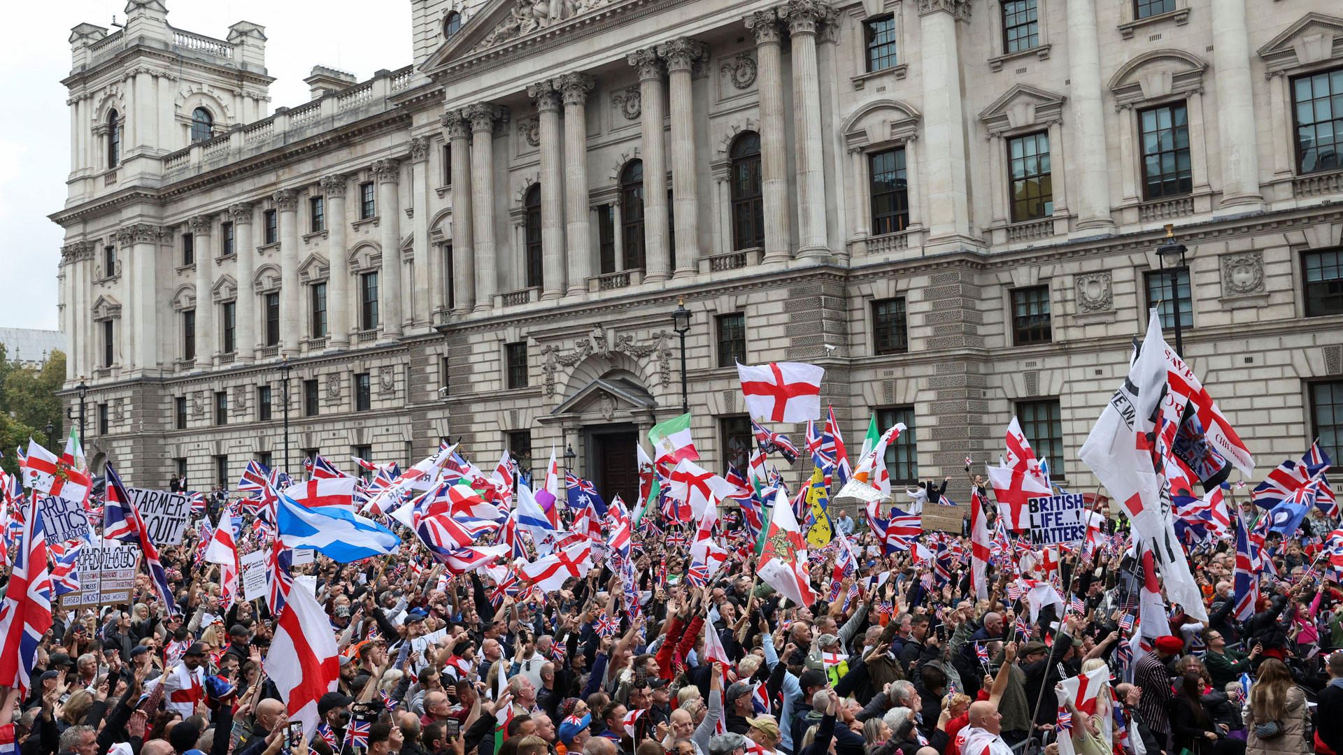 Λονδίνο: Χιλιάδες διαδηλωτές ζητούν πιο σκληρή στάση στο μεταναστευτικό-2