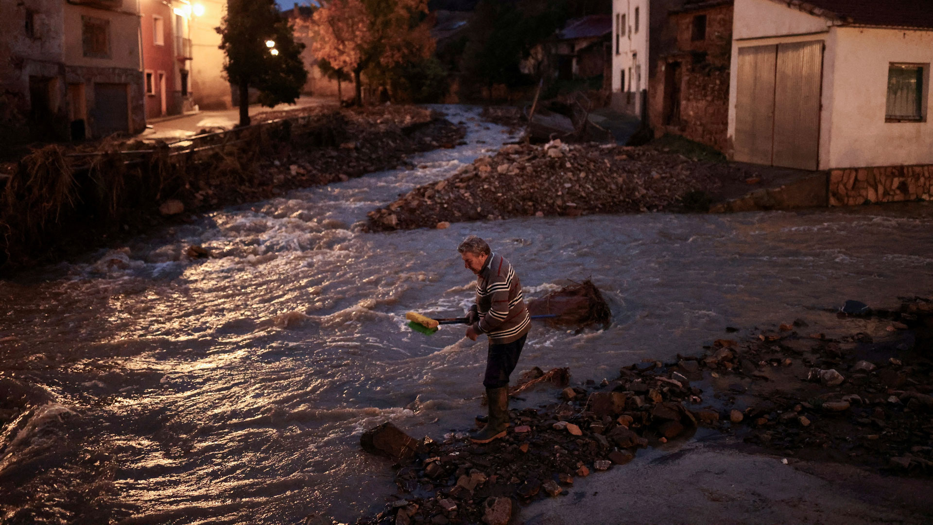 Ισπανία: Εκατόμβη νεκρών από τις πλημμύρες – Βροχή ενός έτους μέσα σε 8 ώρες-1