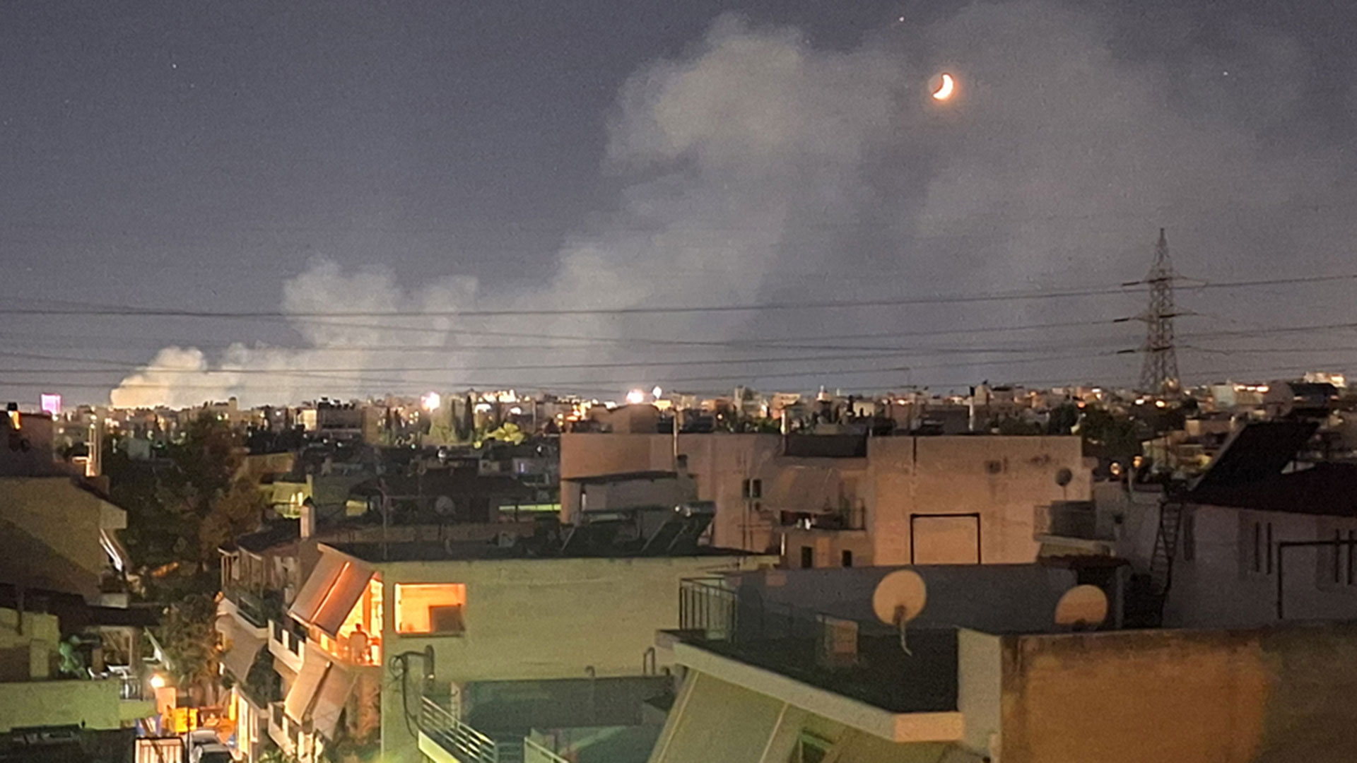 Πειραιάς: Φωτιά σε εγκαταλελειμμένο κτίριο-1