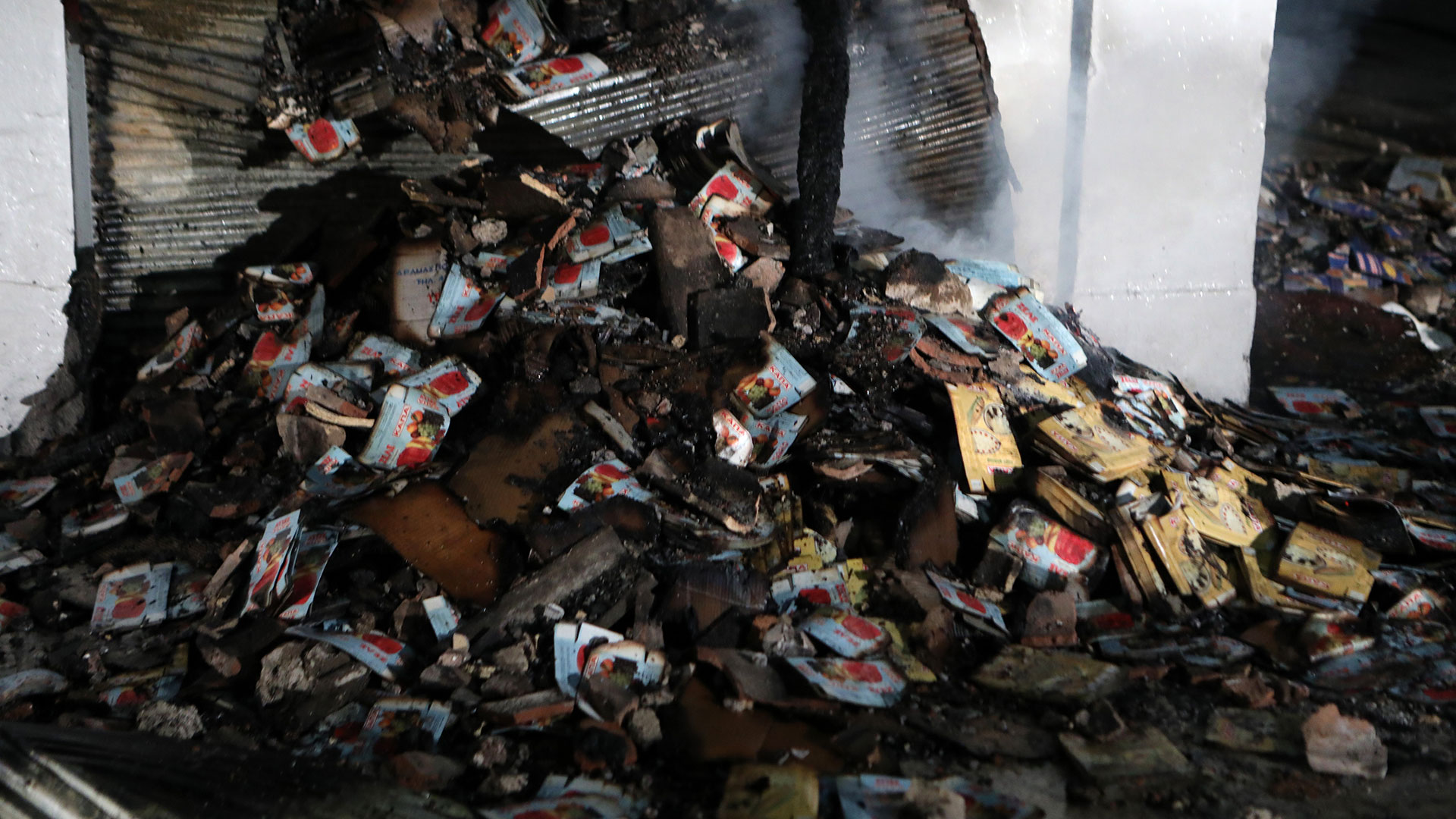 Πειραιάς: Φωτιά σε εγκαταλελειμμένο κτίριο-5