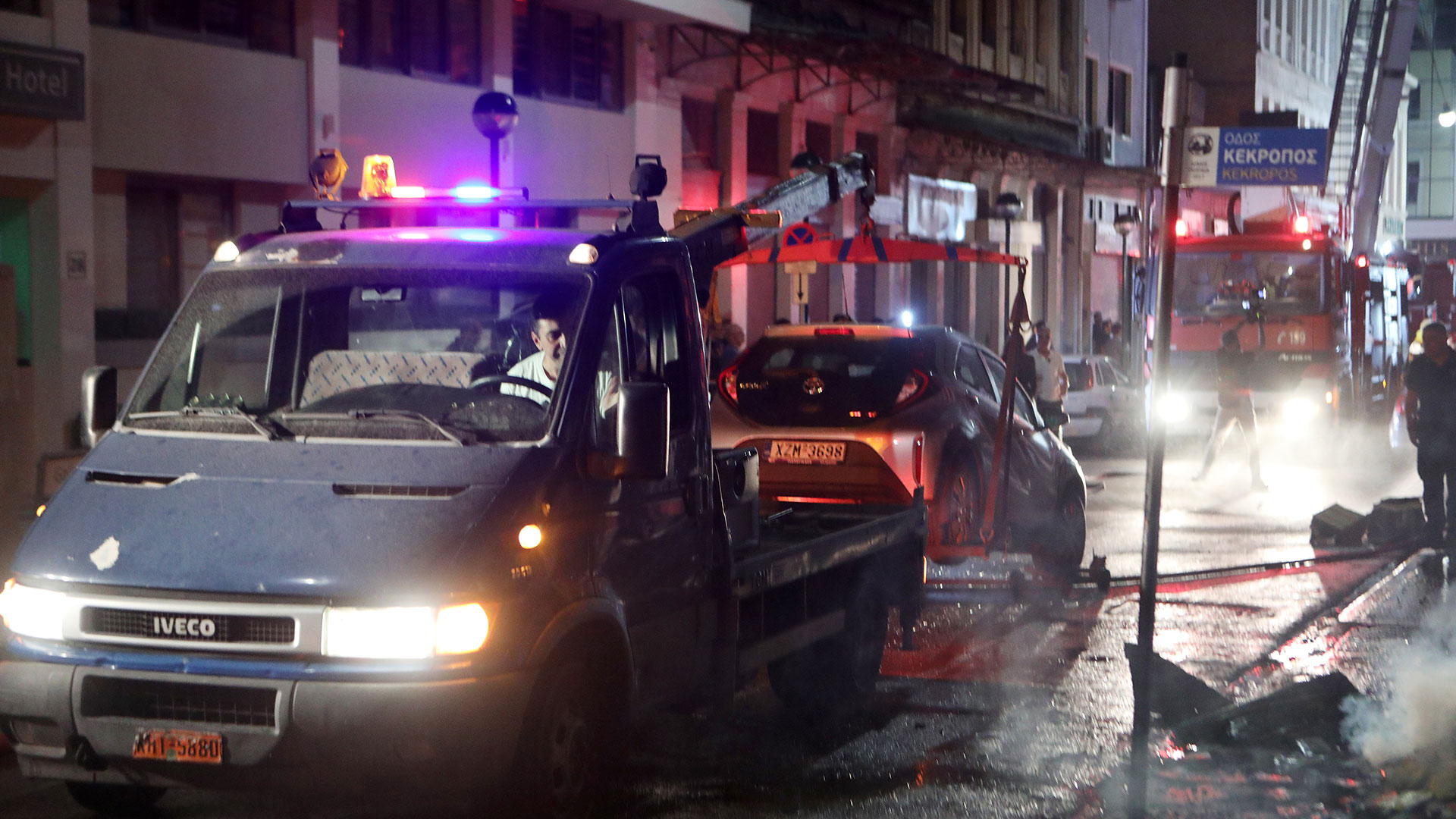 Πειραιάς: Φωτιά σε εγκαταλελειμμένο κτίριο-3