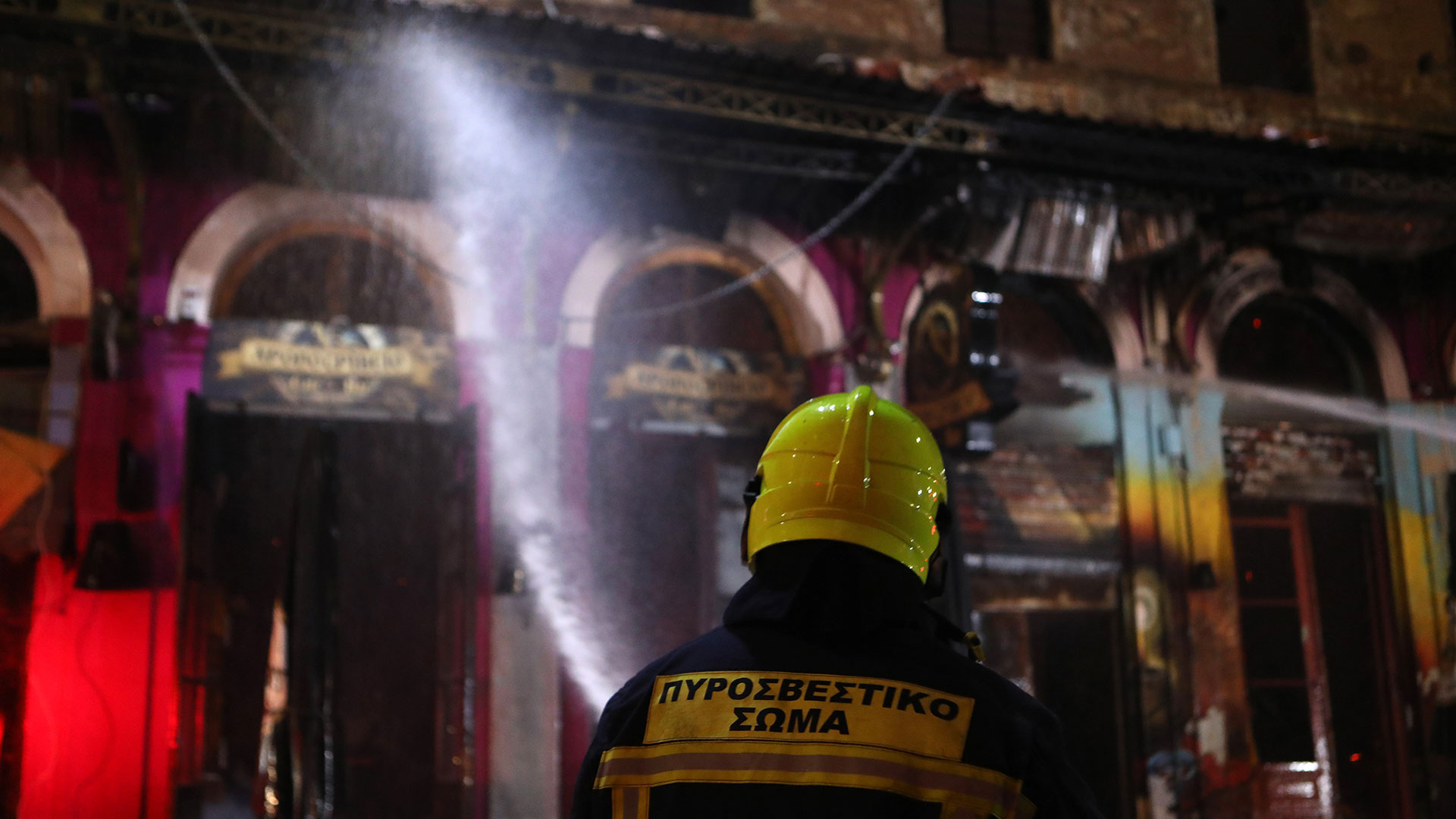 Πειραιάς: Φωτιά σε εγκαταλελειμμένο κτίριο-7