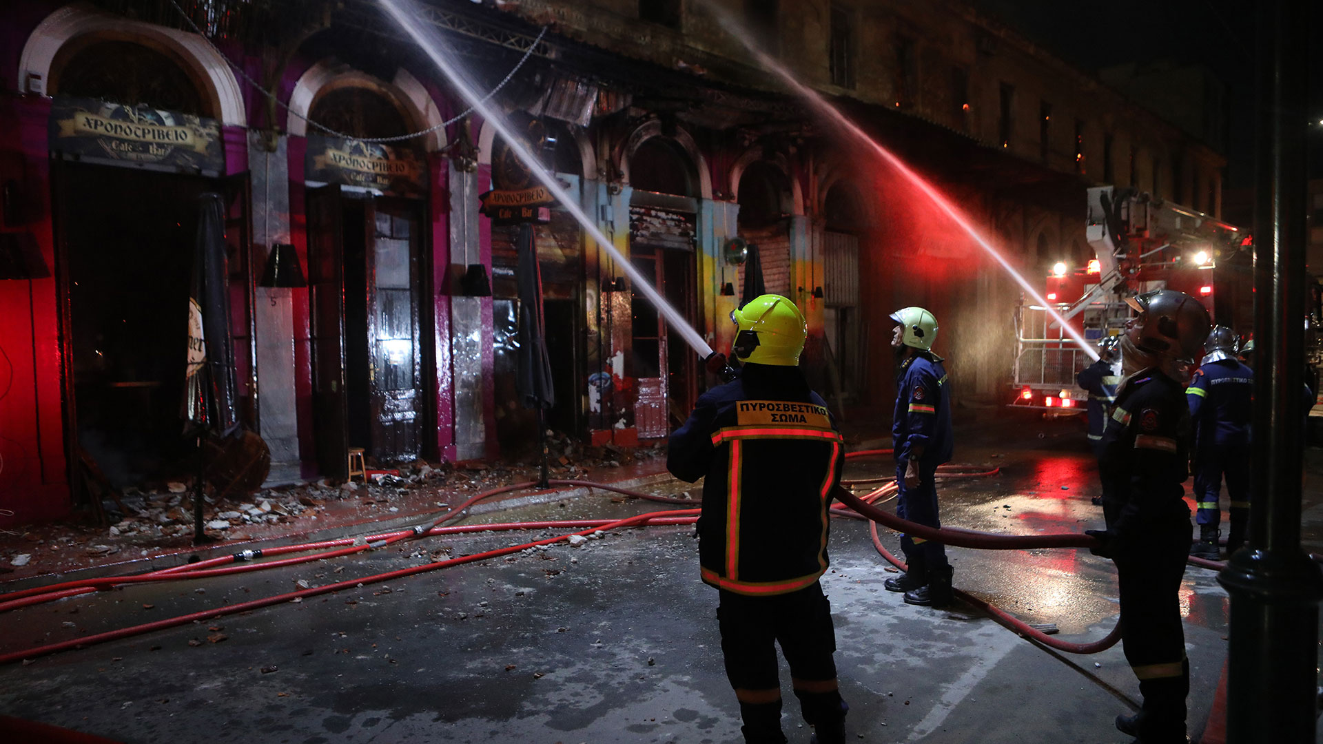Πειραιάς: Φωτιά σε εγκαταλελειμμένο κτίριο-4
