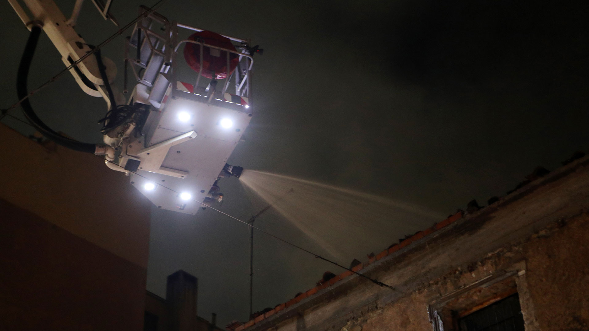 Πειραιάς: Φωτιά σε εγκαταλελειμμένο κτίριο-8