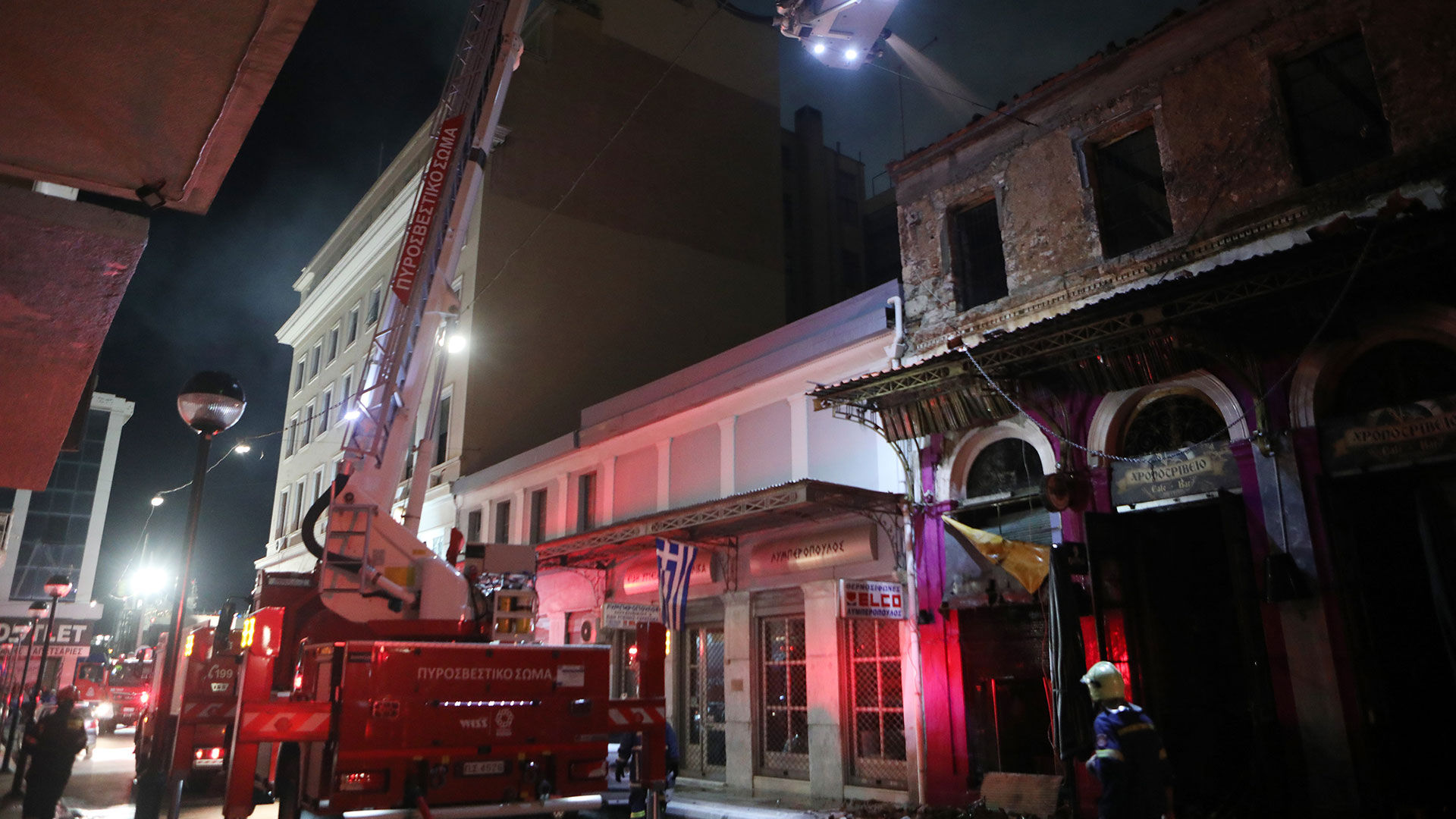 Πειραιάς: Φωτιά σε εγκαταλελειμμένο κτίριο-6