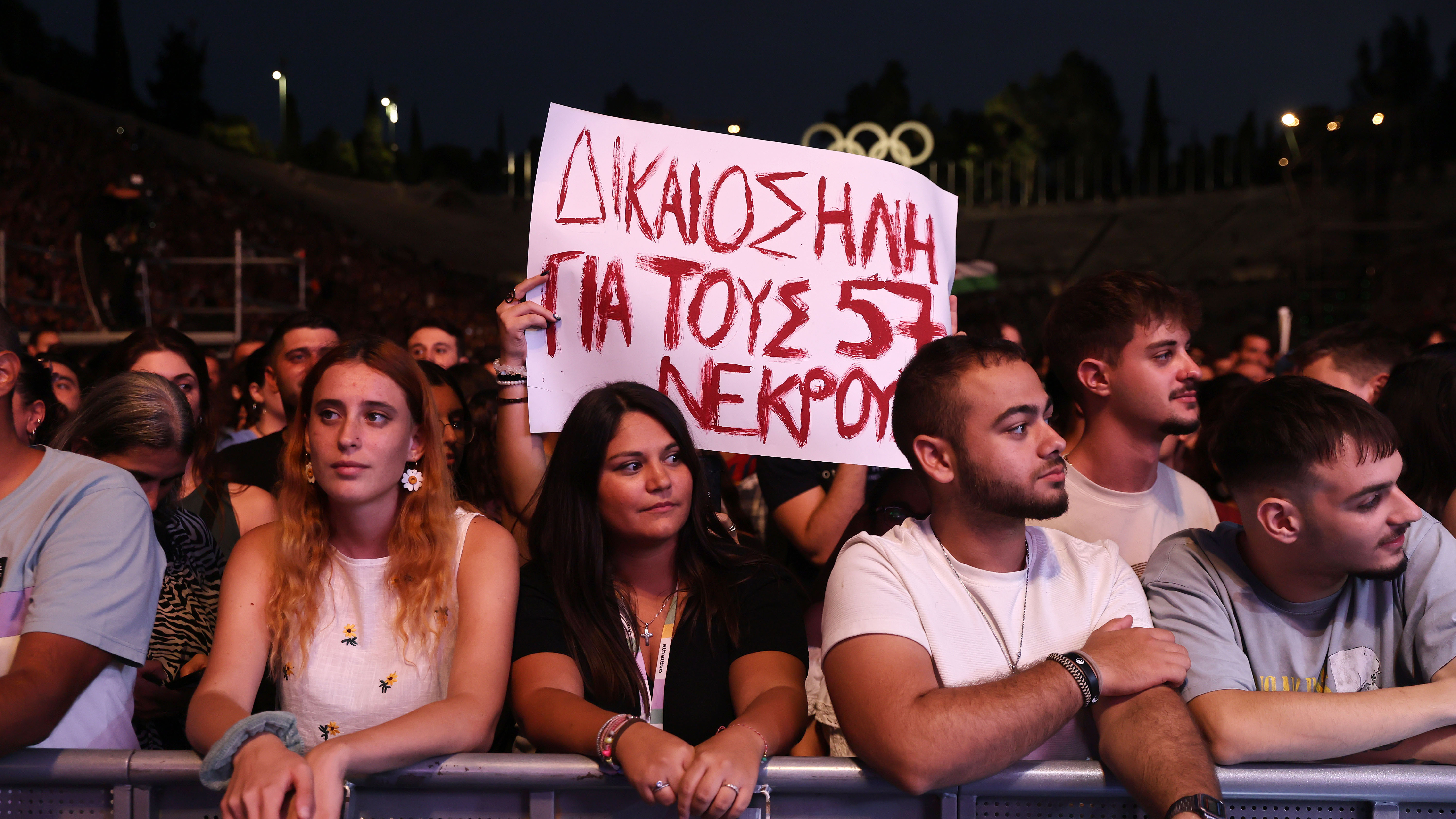 Σε εξέλιξη η συναυλία για τα Τέμπη στο Καλλιμάρμαρο-7