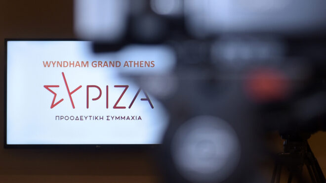 ολγα-γεροβασίλη-σκάβοντας-τάφρο-στο-κ-563281321