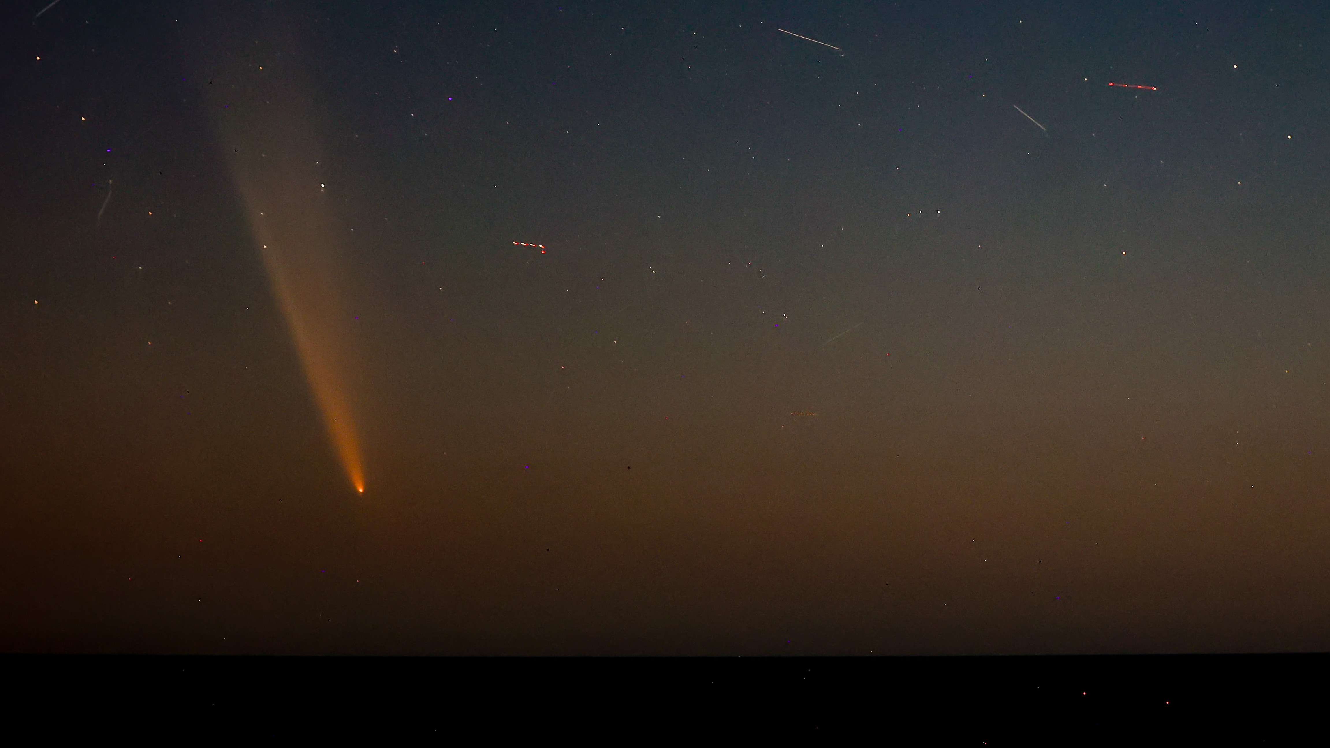 Ο «κομήτης του αιώνα» διασχίζει τον ουρανό – Εντυπωσιακές εικόνες-1