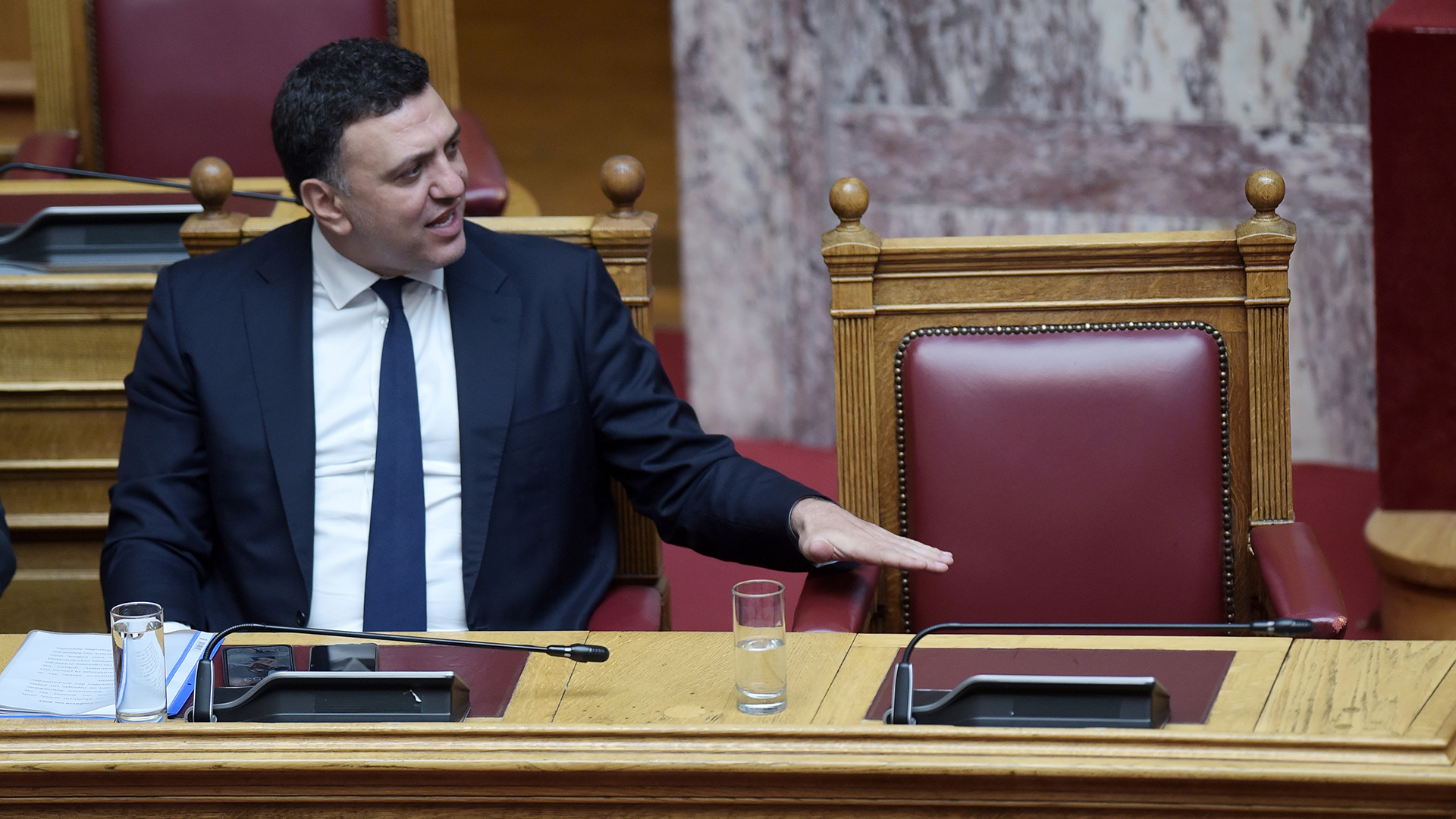 Επιδεικτική αποχώρηση Μητσοτάκη στην ομιλία Παππά – Εδειξε το ΠΑΣΟΚ ως αντιπολίτευση -1