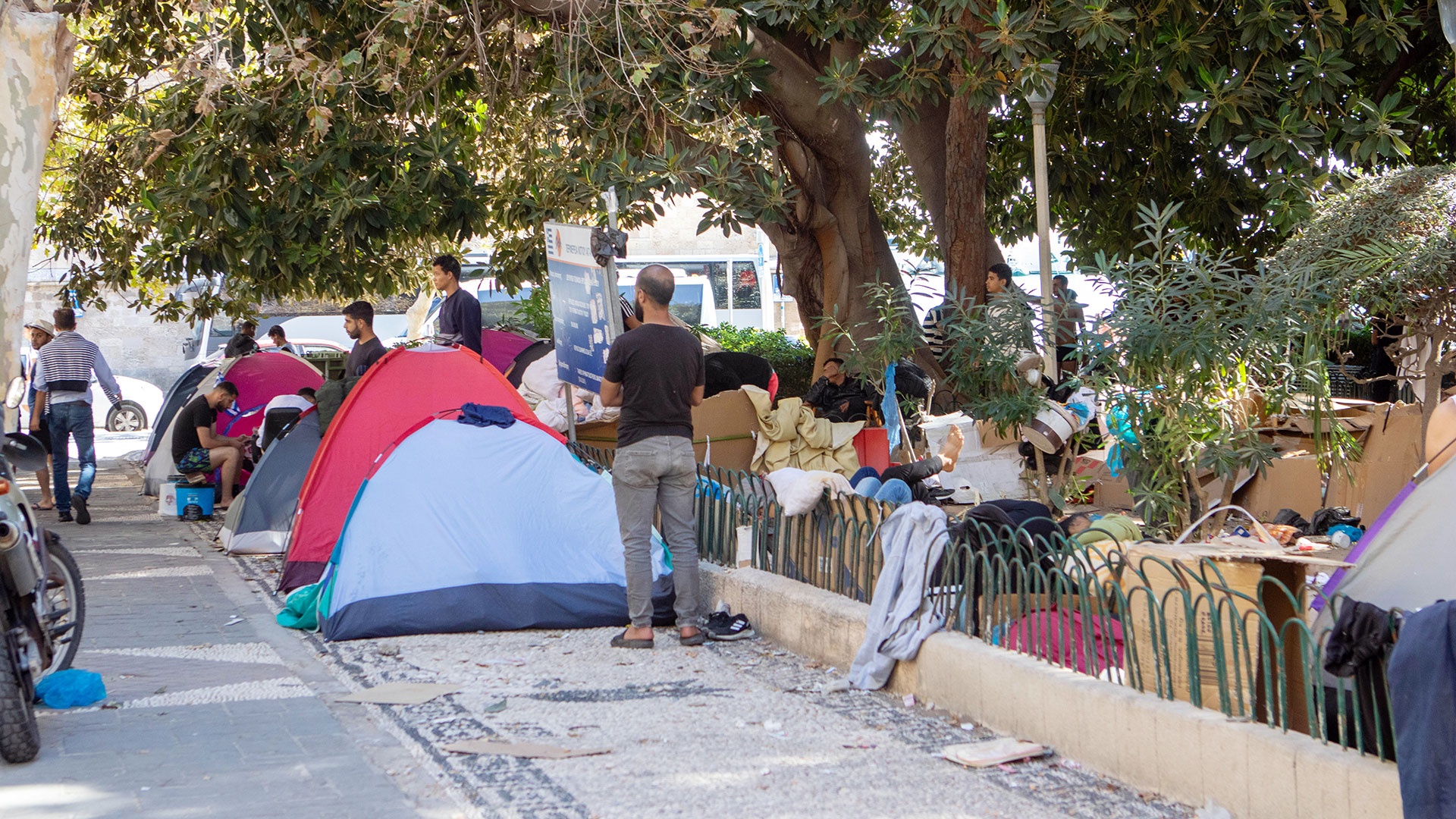 Ρόδος: 500 μετανάστες κατασκήνωσαν στο κέντρο της πόλης-1