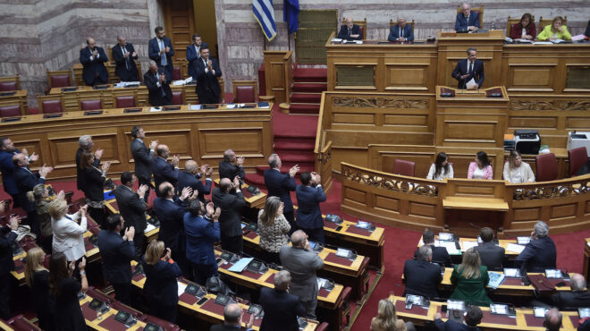 τα-τρία-μηνύματα-μητσοτάκη-από-τη-βουλ-563288197