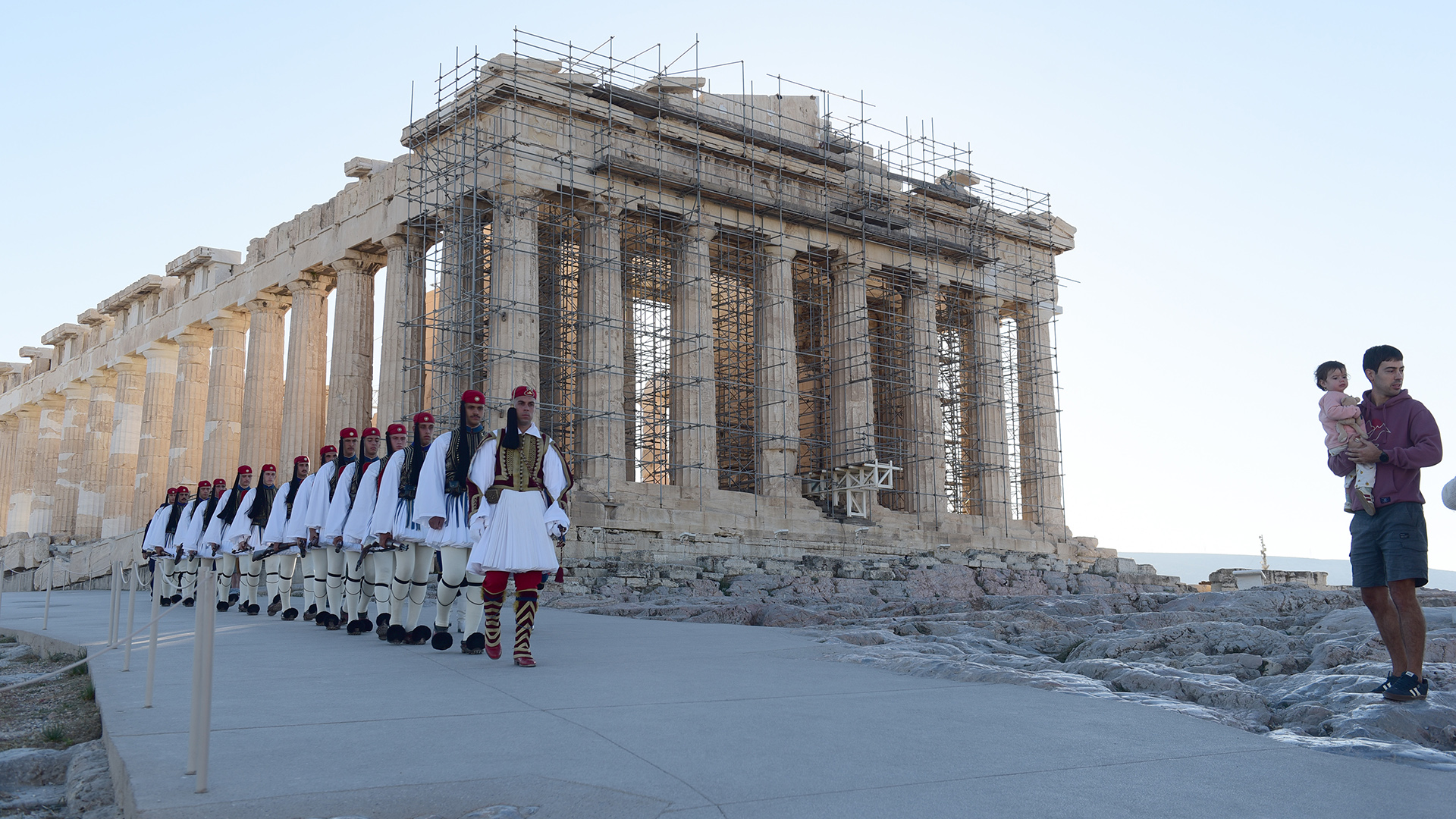 28η Οκτωβρίου: Επαρση σημαίας στον Ιερό Βράχο της Ακρόπολης-3
