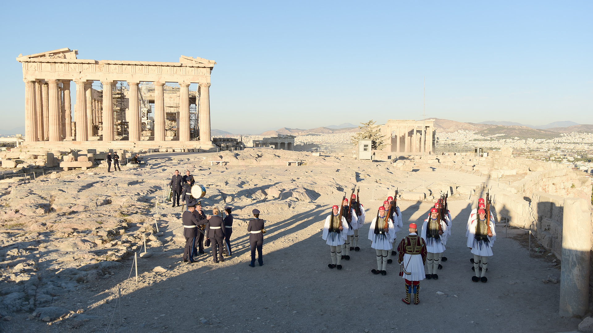 28η Οκτωβρίου: Επαρση σημαίας στον Ιερό Βράχο της Ακρόπολης-1