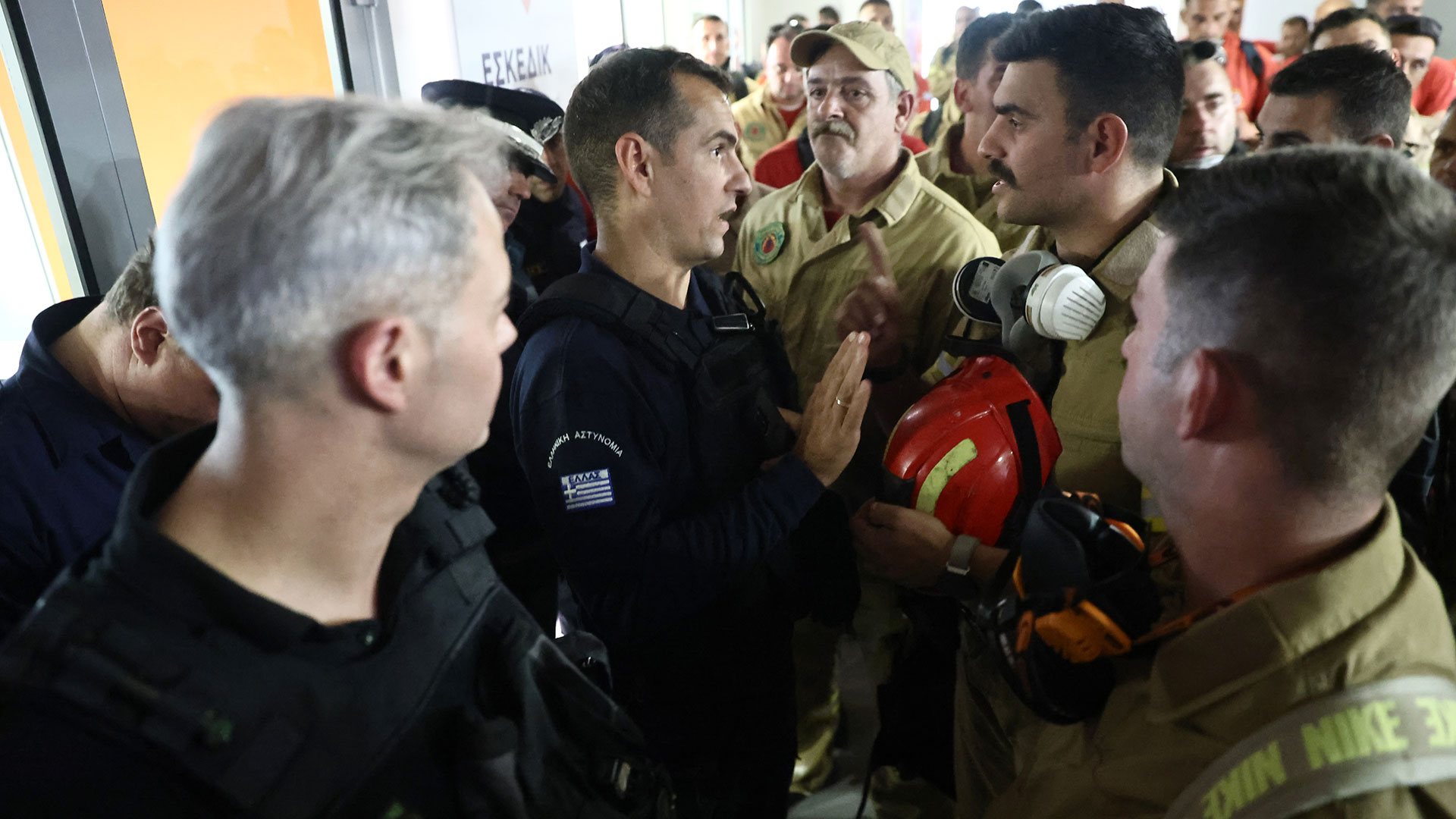 Κατάληψη στο υπουργείο Κλιματικής Αλλαγής από εποχικούς πυροσβέστες-2