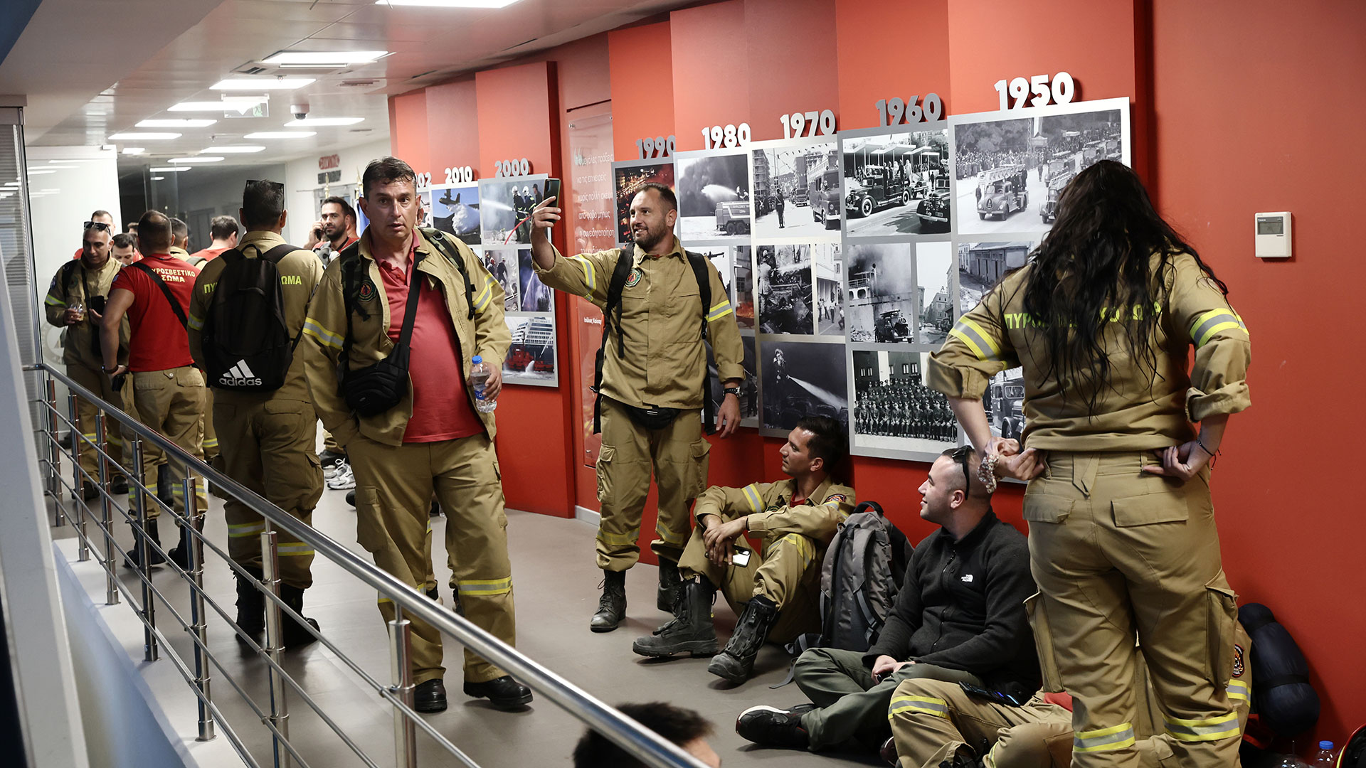 Κατάληψη στο υπουργείο Κλιματικής Αλλαγής από εποχικούς πυροσβέστες-1