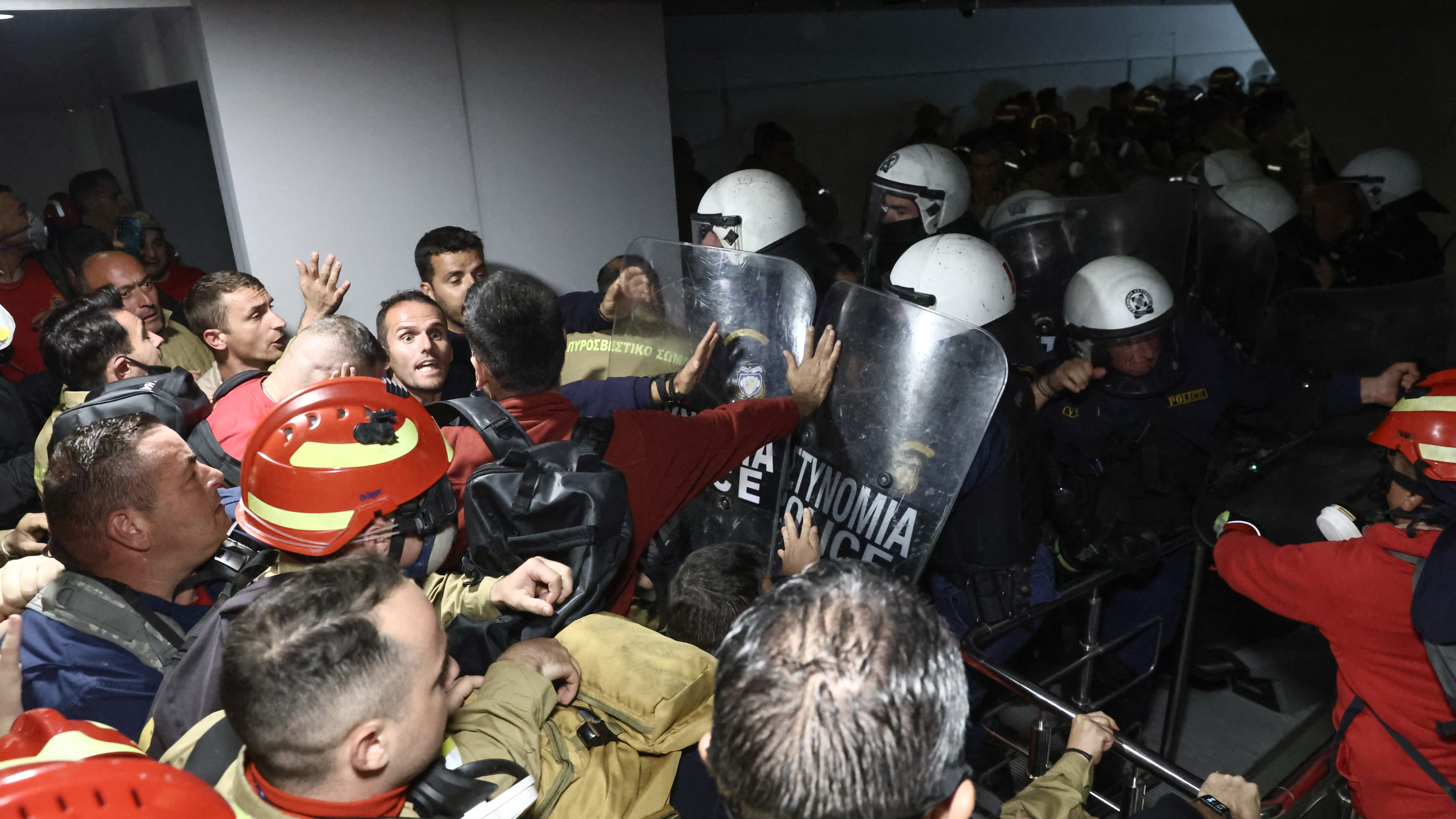 Επεισόδια στο υπουργείο Κλιματικής Κρίσης μεταξύ εποχικών πυροσβεστών και ΜΑΤ – 3 προσαγωγές-4