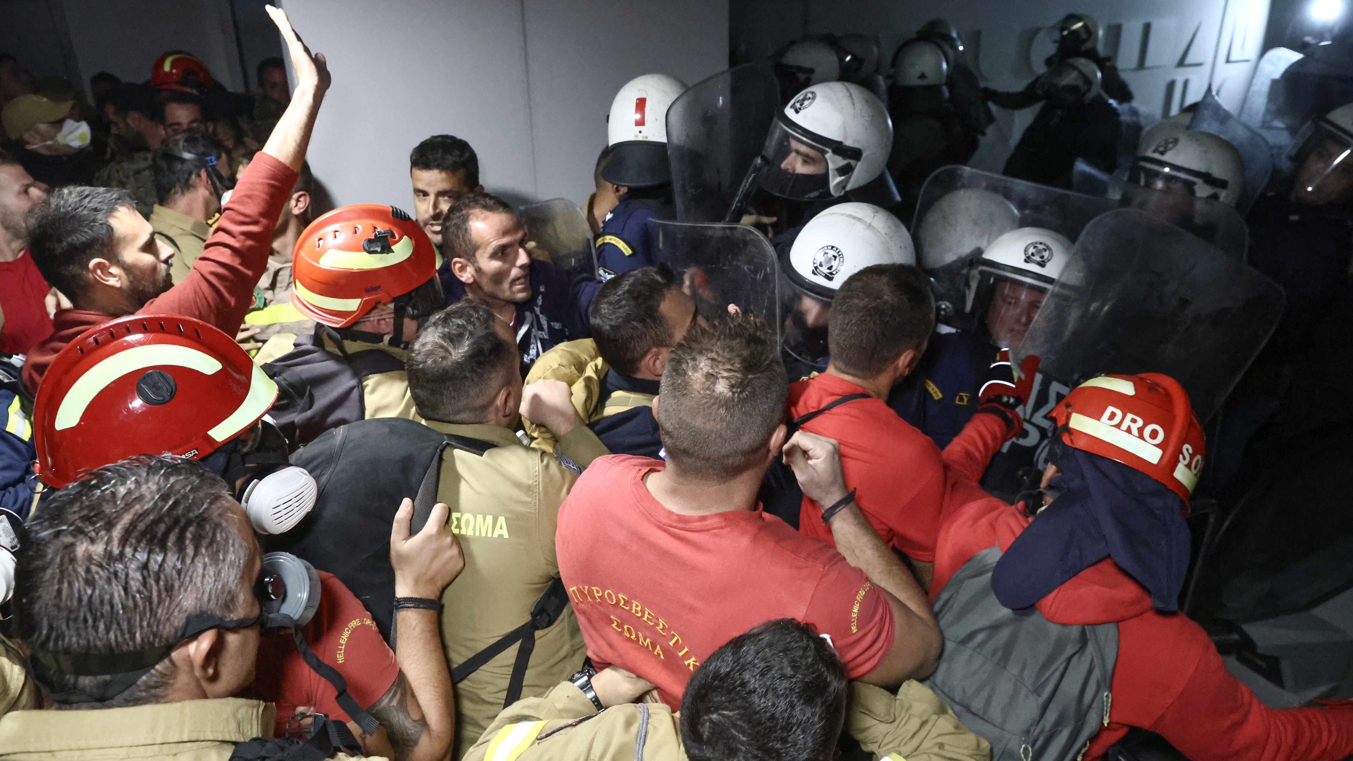 Επεισόδια στο υπουργείο Κλιματικής Κρίσης μεταξύ εποχικών πυροσβεστών και ΜΑΤ – 3 προσαγωγές-5