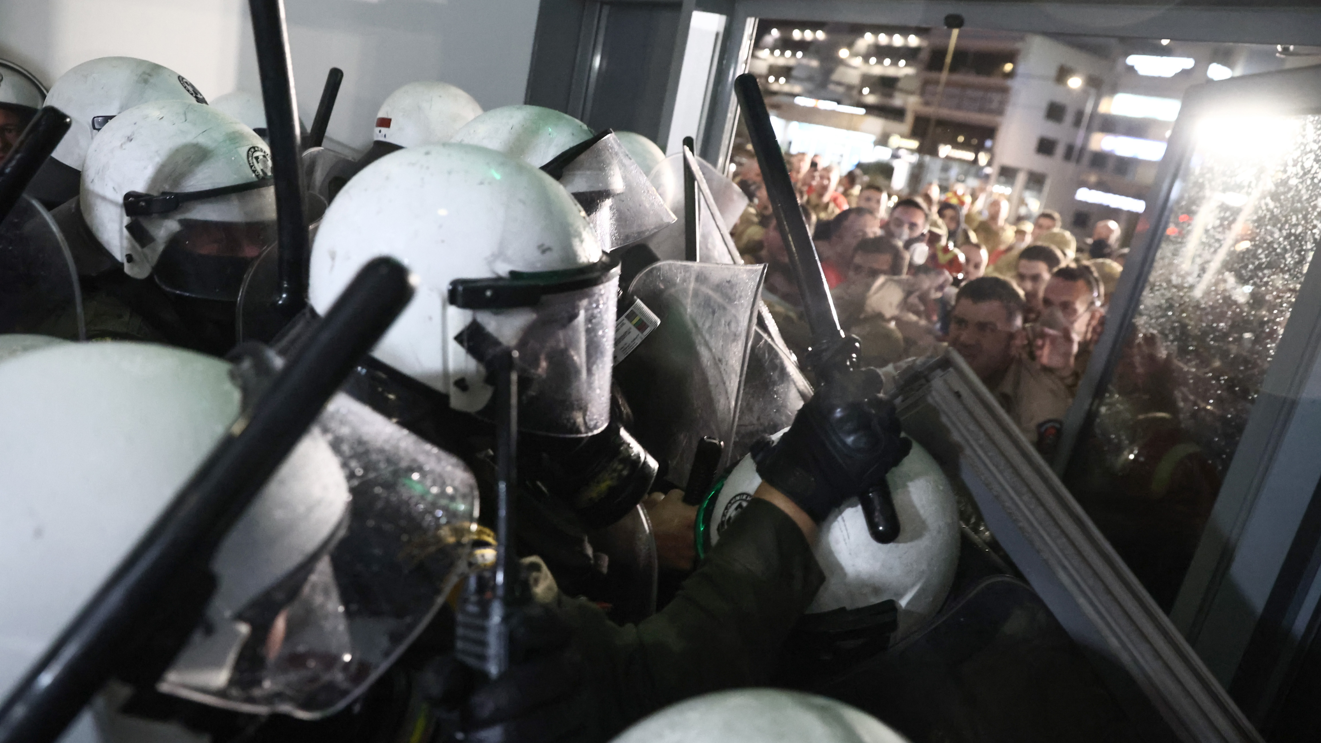 Επεισόδια στο υπουργείο Κλιματικής Κρίσης μεταξύ εποχικών πυροσβεστών και ΜΑΤ – 3 προσαγωγές-3