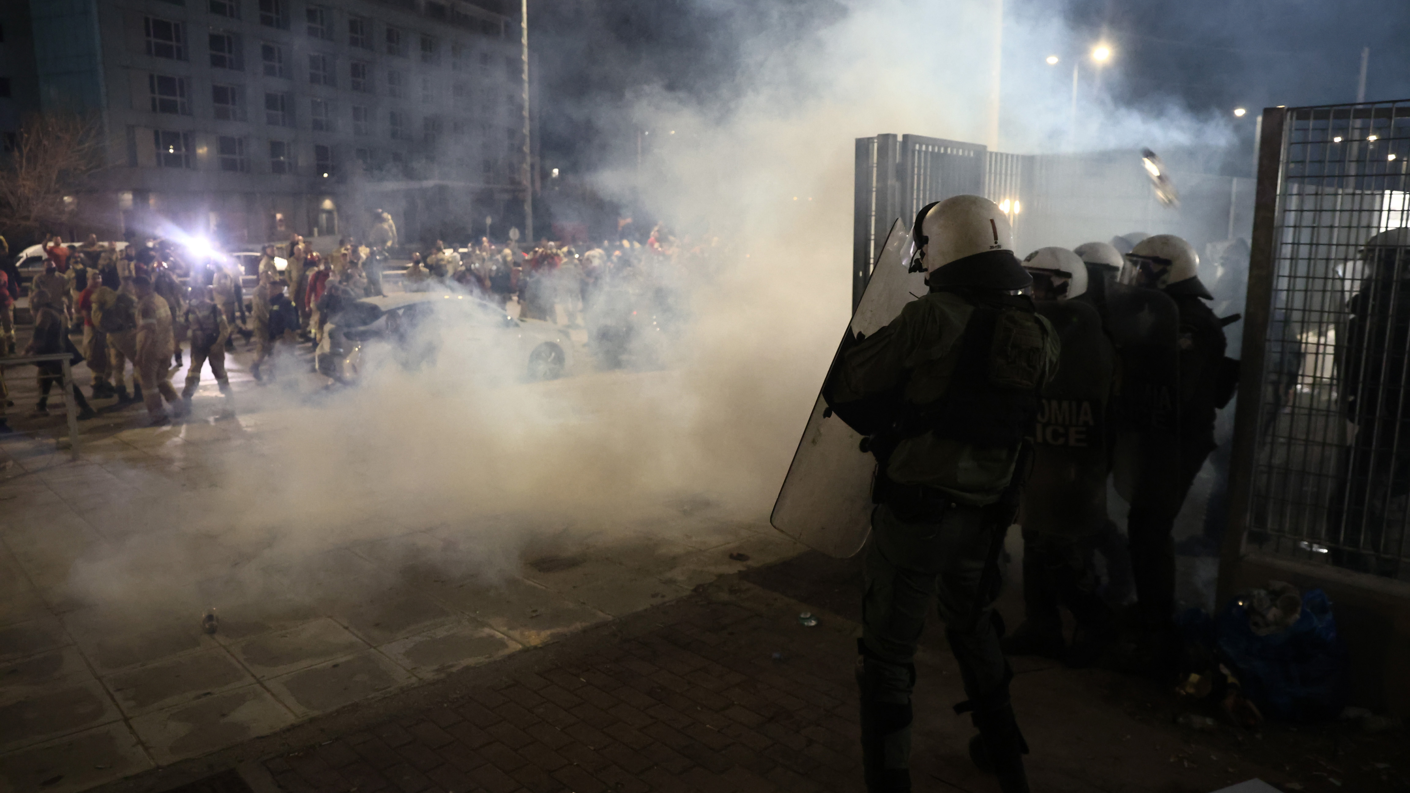 Επεισόδια στο υπουργείο Κλιματικής Κρίσης μεταξύ εποχικών πυροσβεστών και ΜΑΤ – 3 προσαγωγές-2