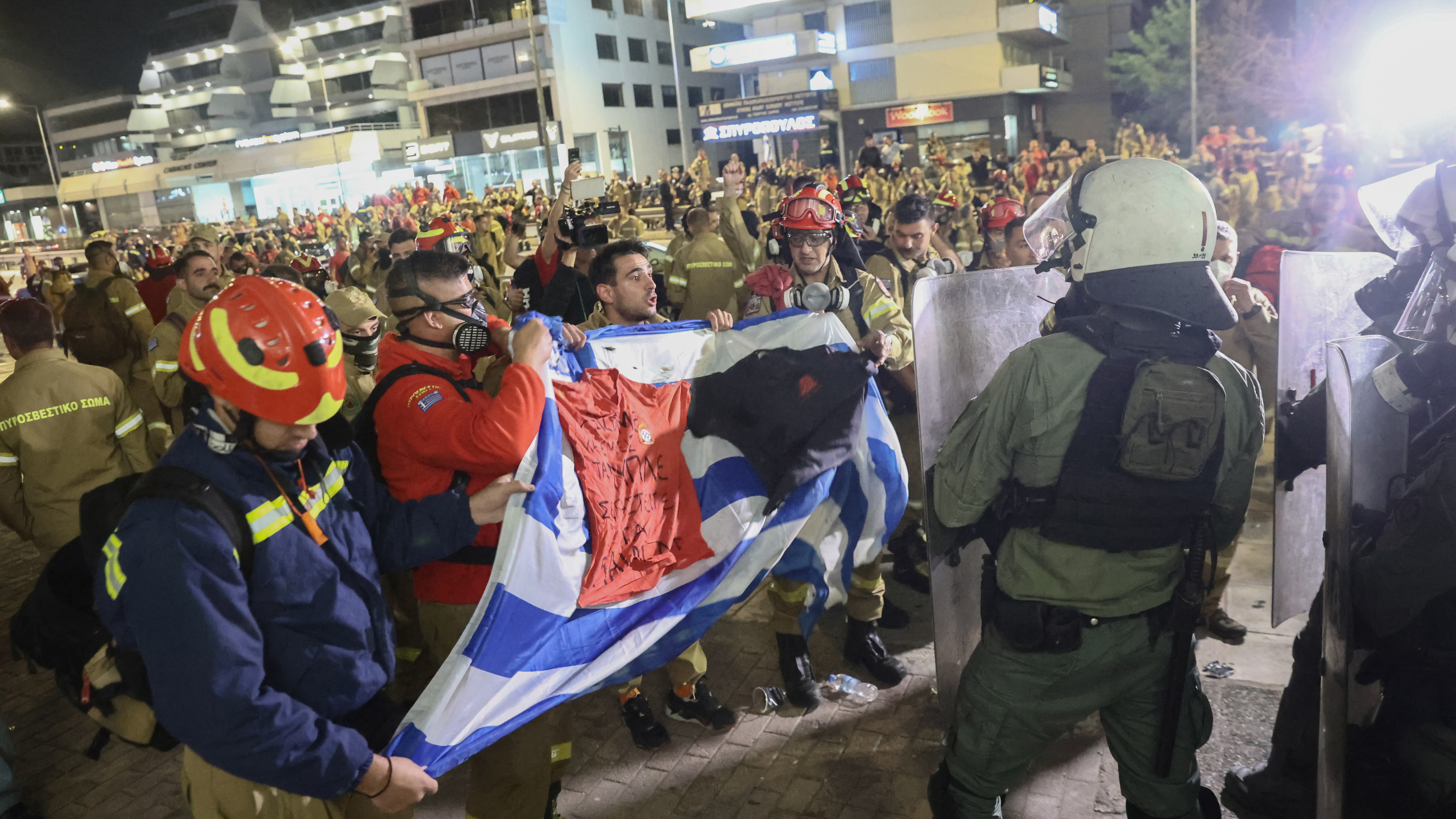 Επεισόδια στο υπουργείο Κλιματικής Κρίσης μεταξύ εποχικών πυροσβεστών και ΜΑΤ – 3 προσαγωγές-1