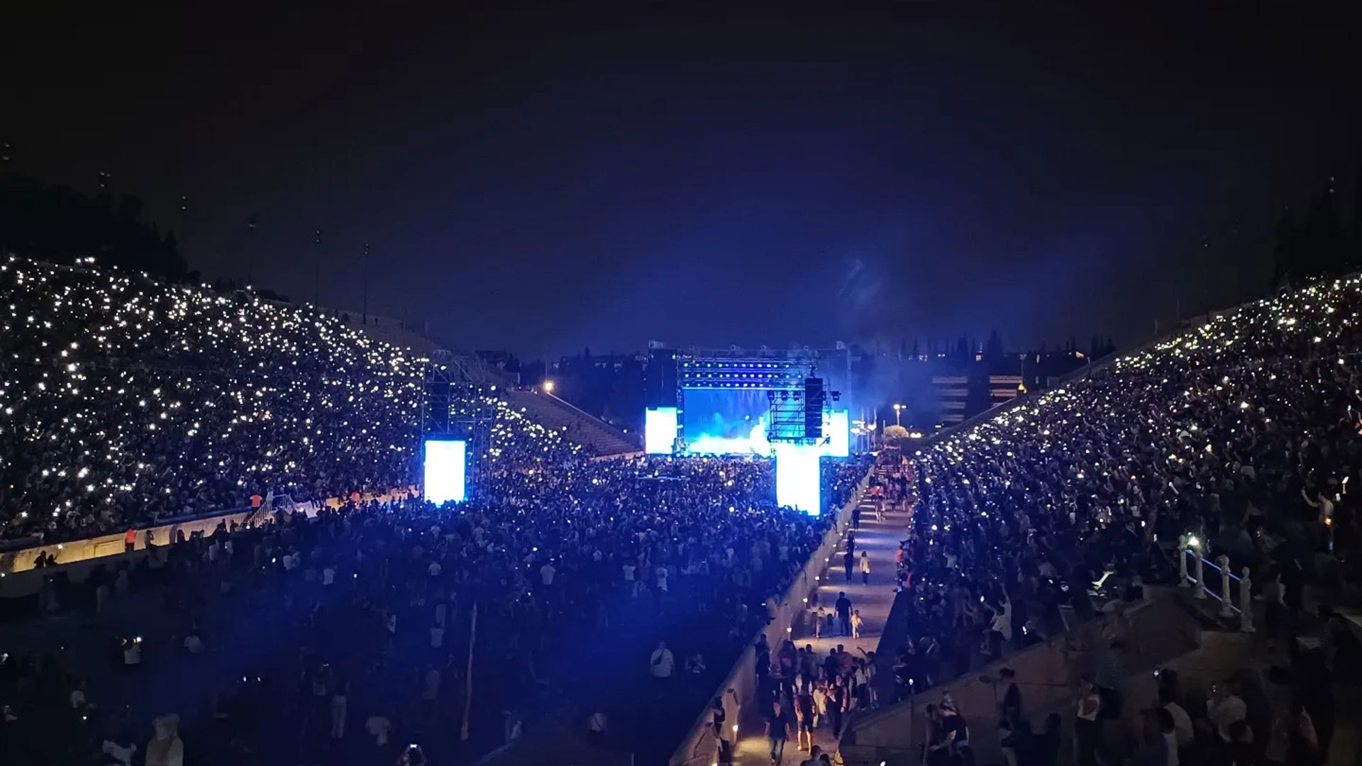 Σε εξέλιξη η συναυλία για τα Τέμπη στο Καλλιμάρμαρο-8