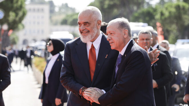 με-δώρα-στα-τίρανα-ο-ερντογάν-563266624