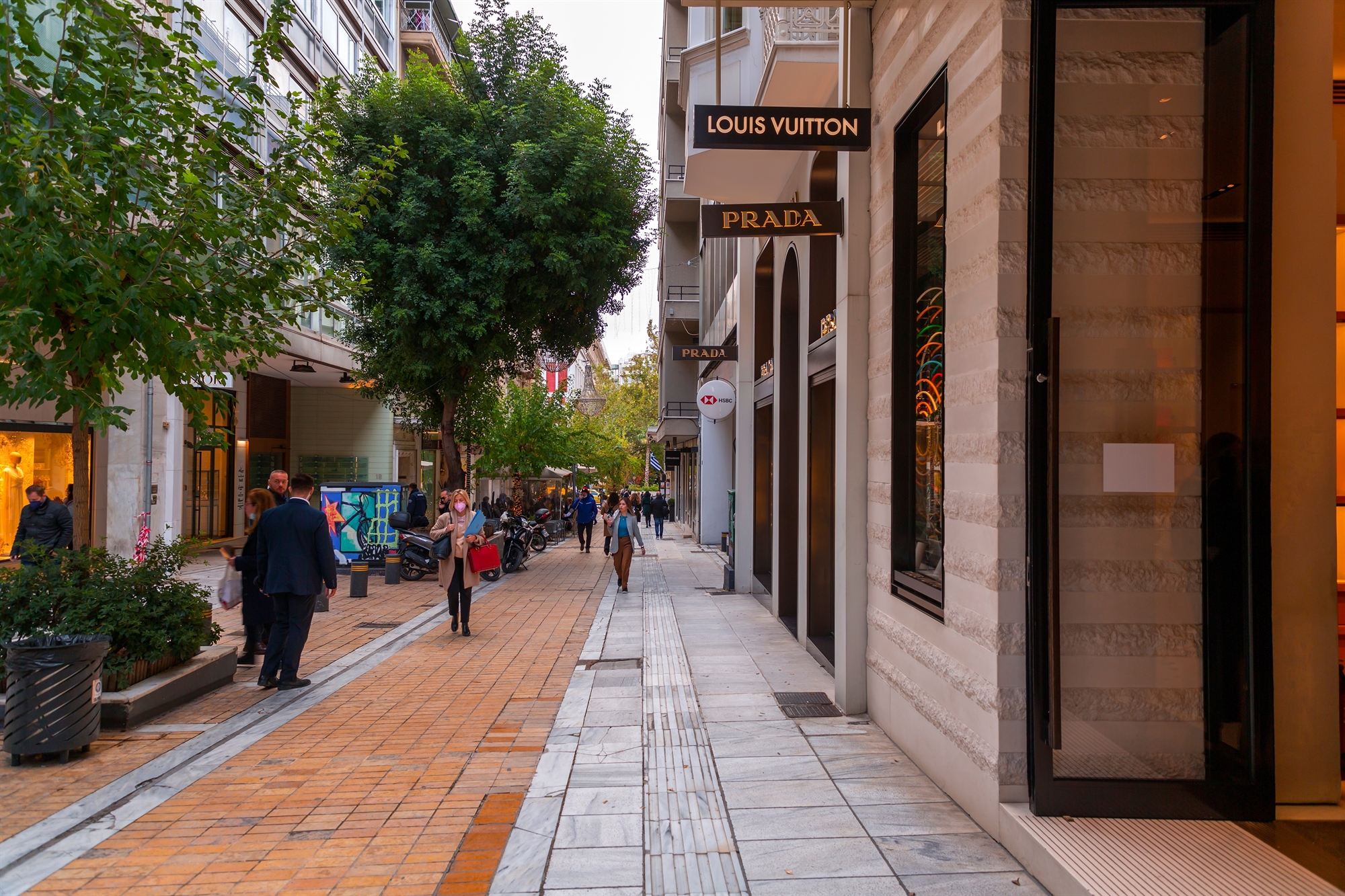 Στην Αθήνα για πολυτελή ψώνια: Ακρόπολη, Πλάκα και Louis Vuitton-1