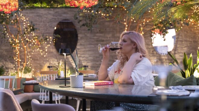 η-γιαγιά-της-κυψέλης-μεγαλώνοντας-έ-563268931