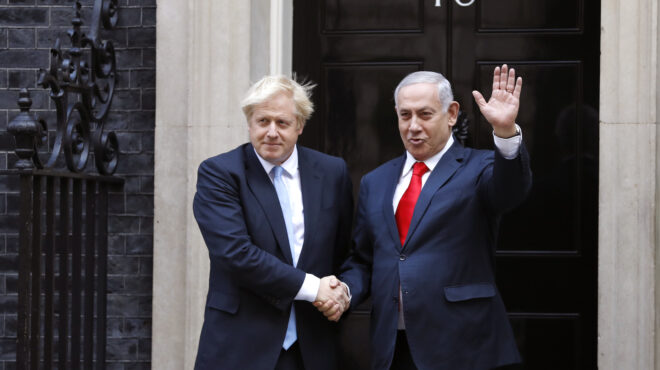 μπόρις-τζόνσον-βρήκα-κοριό-στο-μπάνιο-563253322