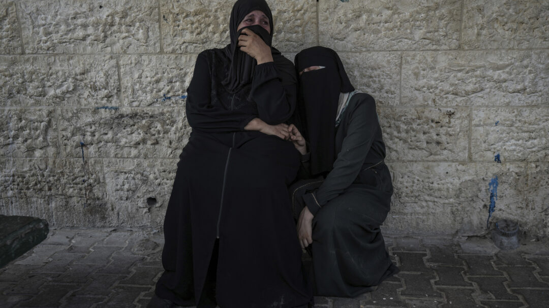 οι-γυναίκες-της-παλαιστίνης-στο-σταυρ-563249071