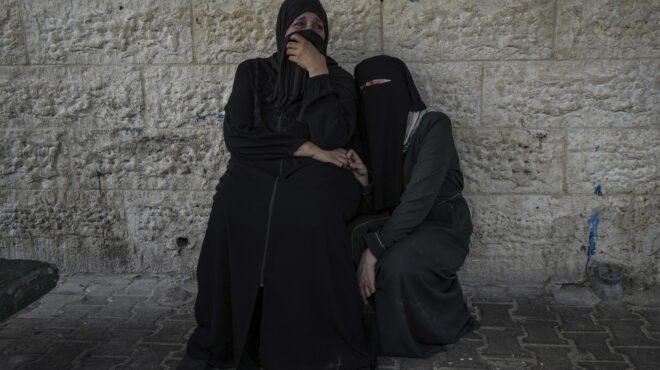 οι-γυναίκες-της-παλαιστίνης-στο-σταυρ-563249071