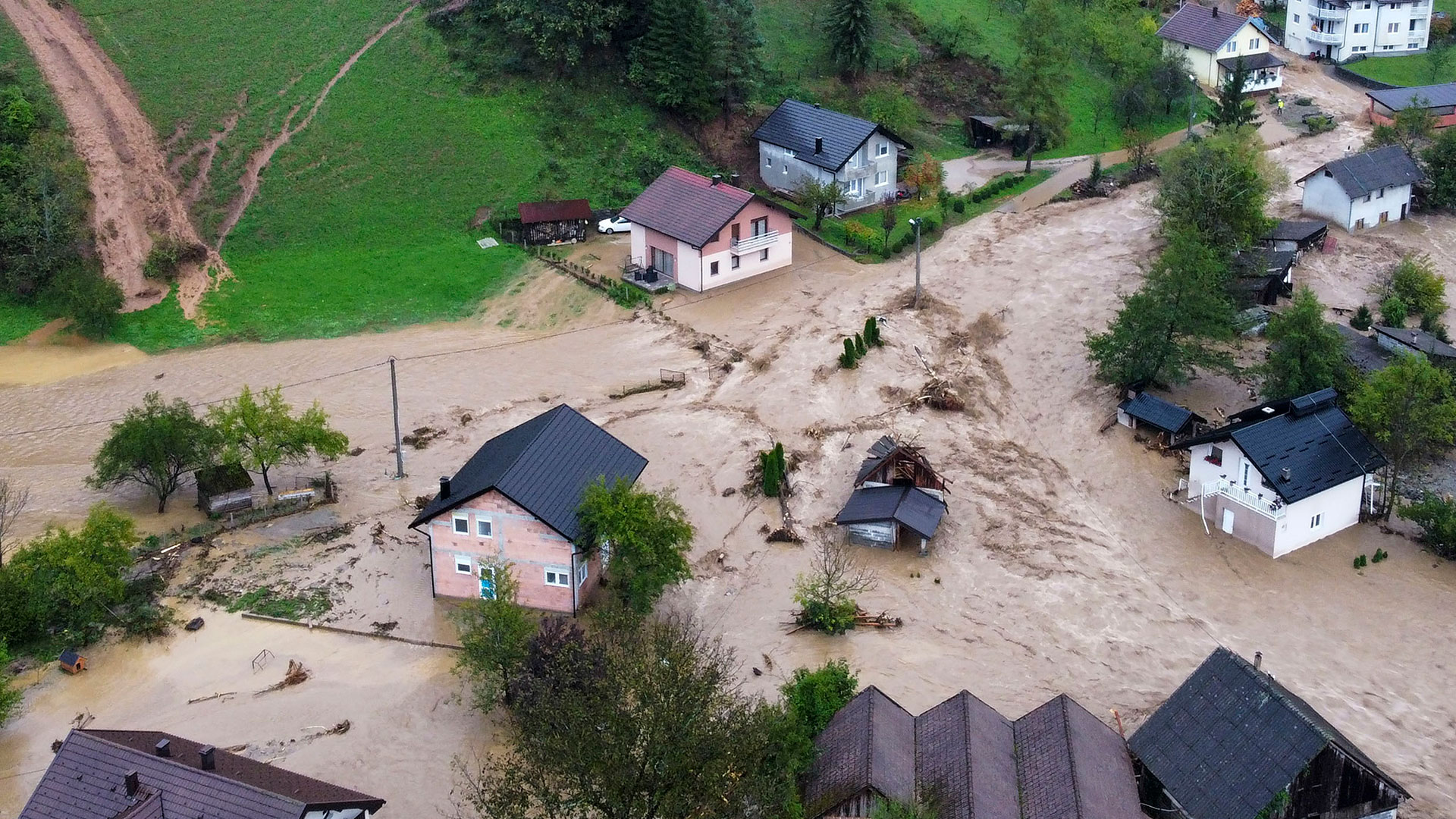 Πλημμύρες και κατολισθήσεις στη Βοσνία – Τουλάχιστον 16 νεκροί-1