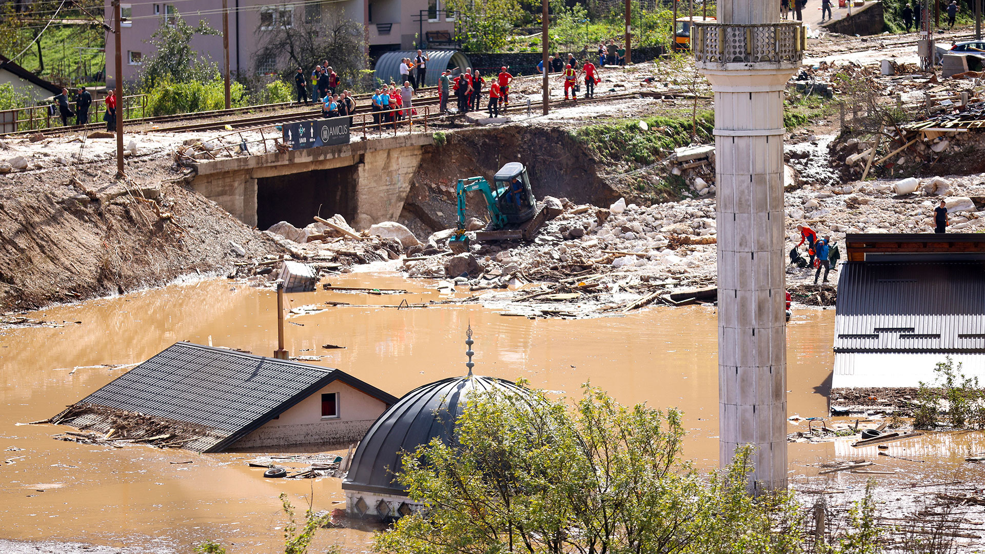 Πλημμύρες και κατολισθήσεις στη Βοσνία – Τουλάχιστον 16 νεκροί-2