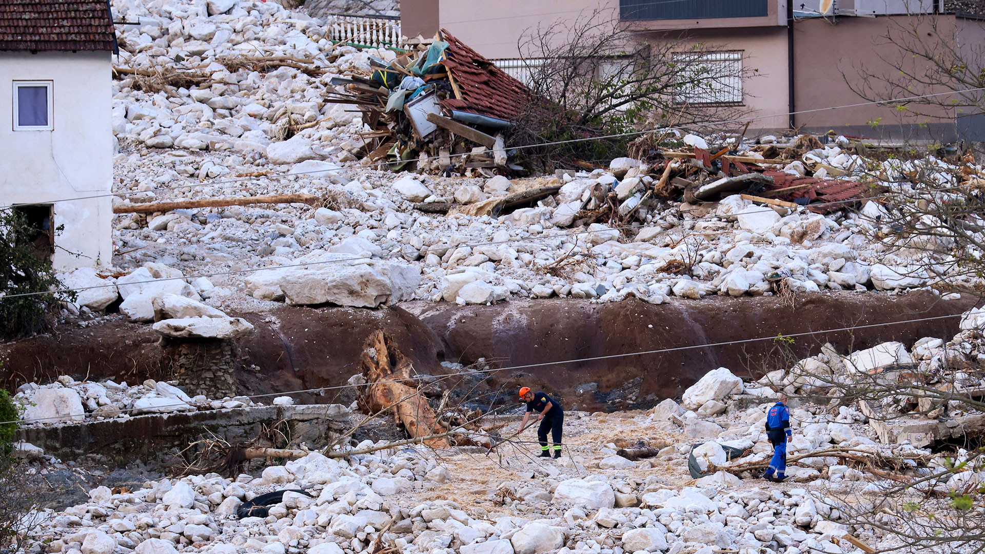 Πλημμύρες και κατολισθήσεις στη Βοσνία – Τουλάχιστον 16 νεκροί-3