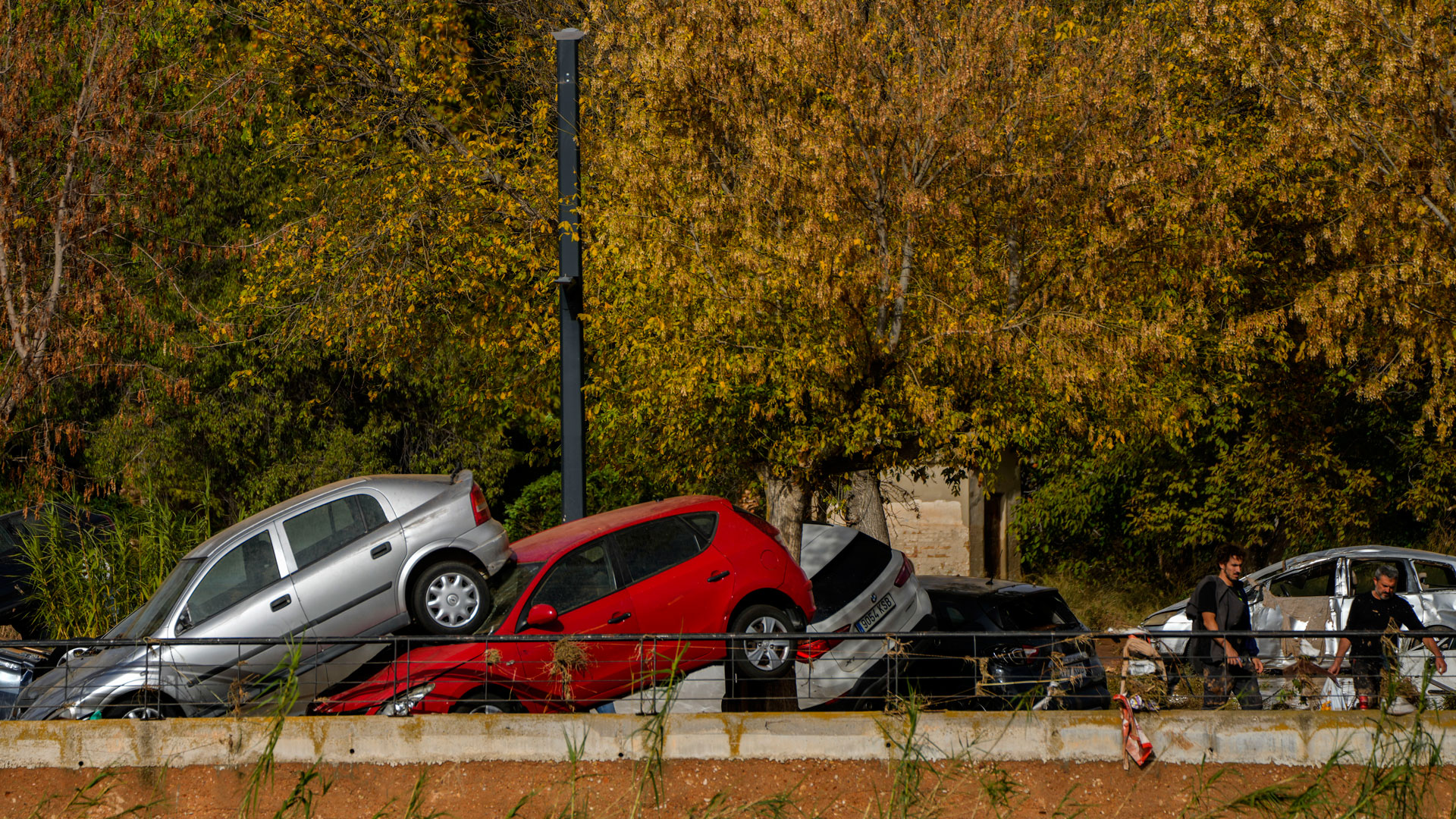 Ισπανία: Εκατόμβη νεκρών από τις πλημμύρες – Βροχή ενός έτους μέσα σε 8 ώρες-6